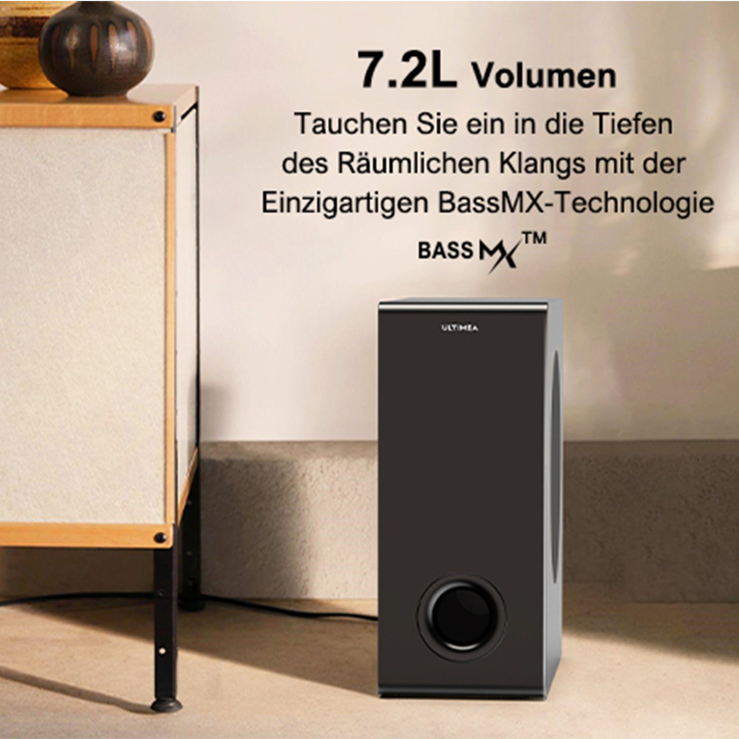 Ein schwarzer Subwoofer-Lautsprecher neben einem weißen Schrank. Text auf Deutsch zum Thema Sound.