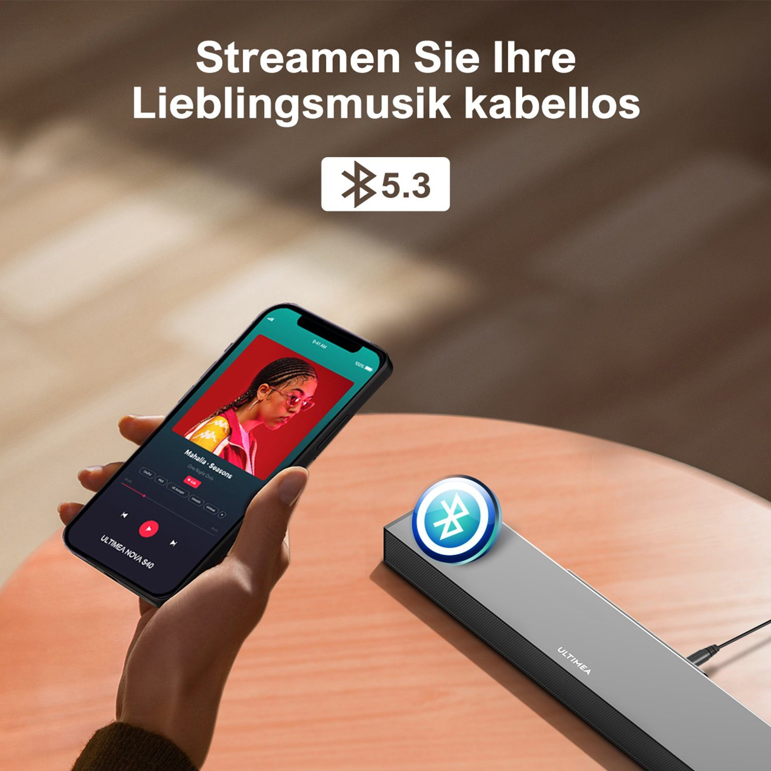 Eine Person hält ein Smartphone, das Musik auf eine Soundbar mit Bluetooth-Symbol streamt.