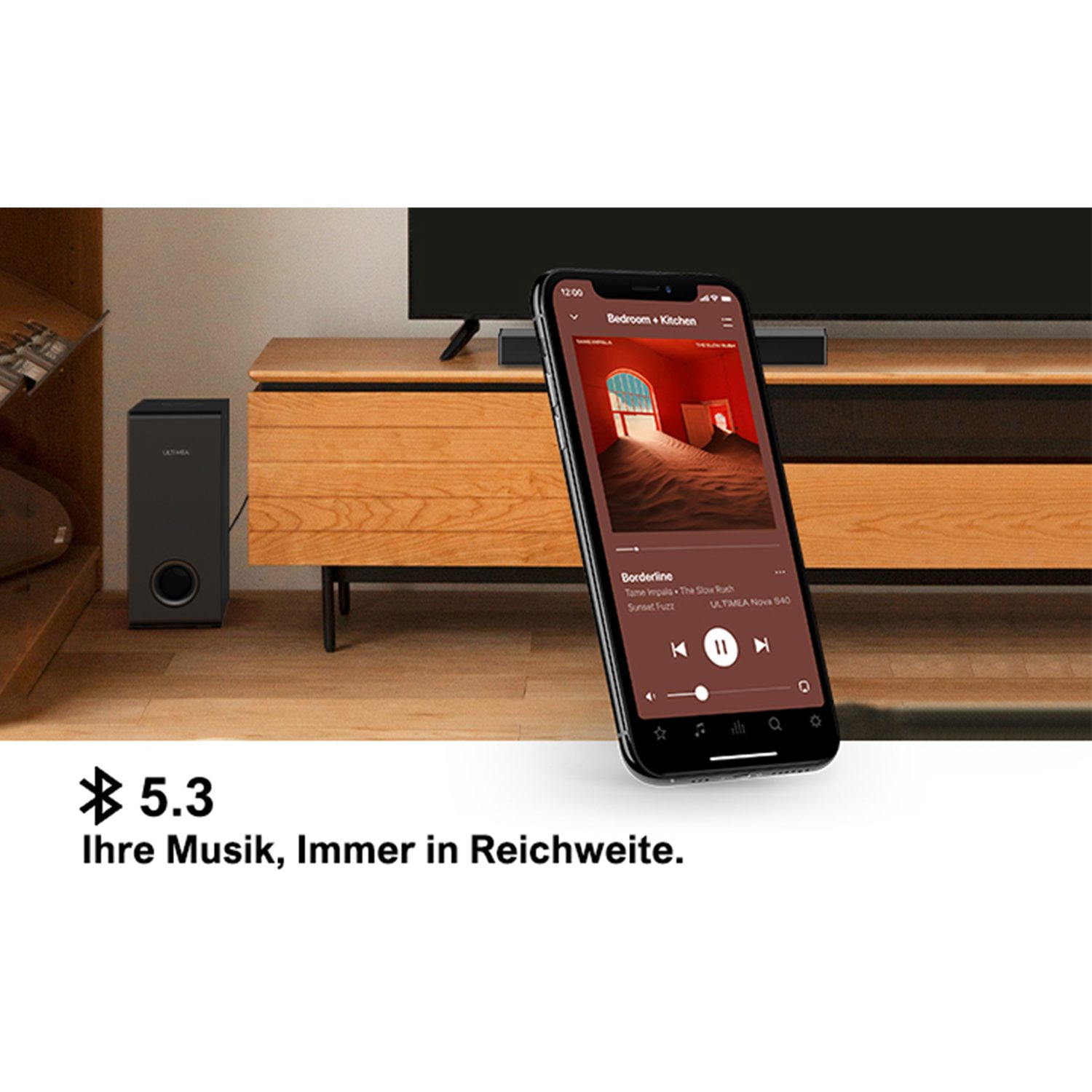 Smartphone mit Musik-App und schwarzer Soundbar mit Subwoofer. Die Soundbar steht auf einem Holzschrank.