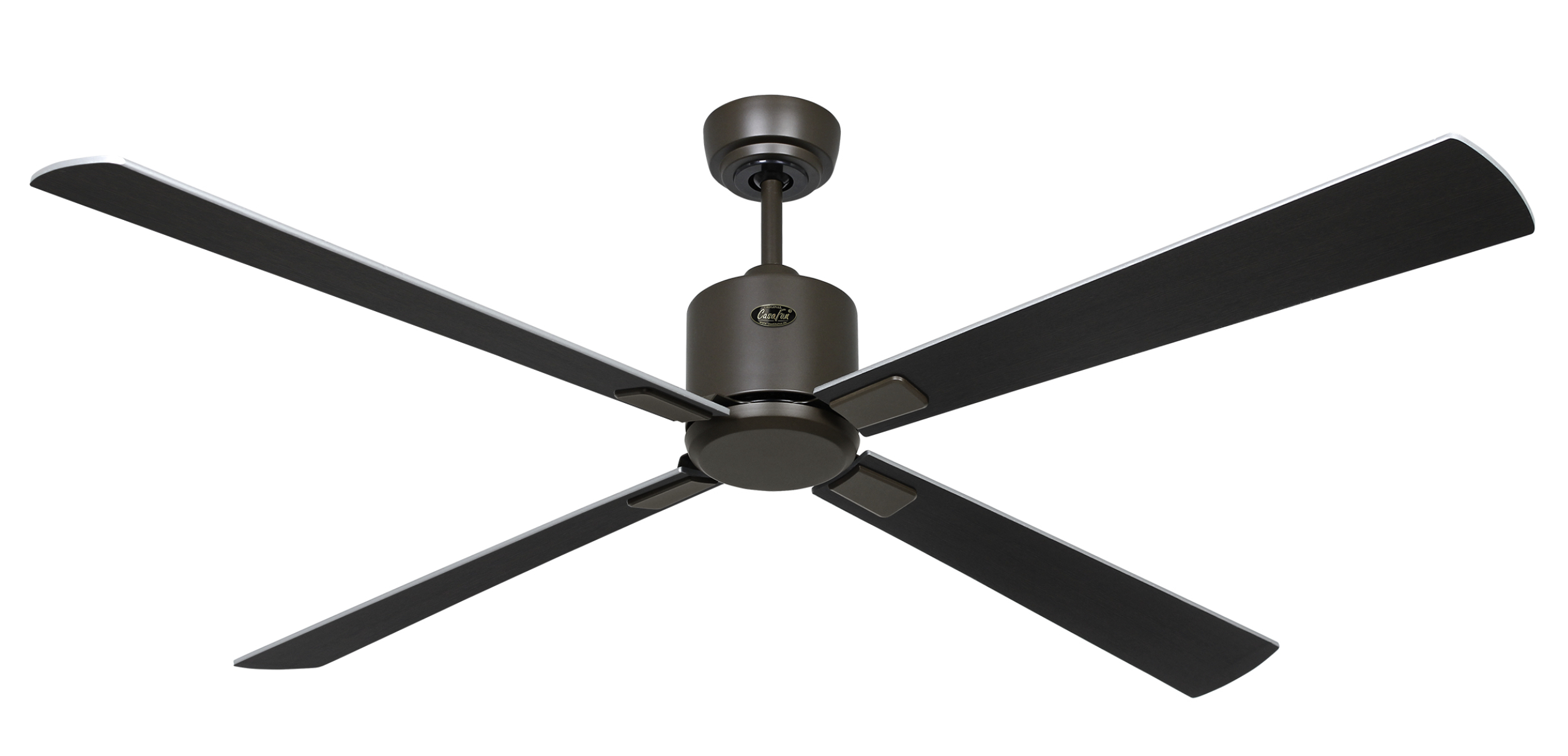 Ventilatore da soffitto marrone con quattro pale. Sfondo bianco.