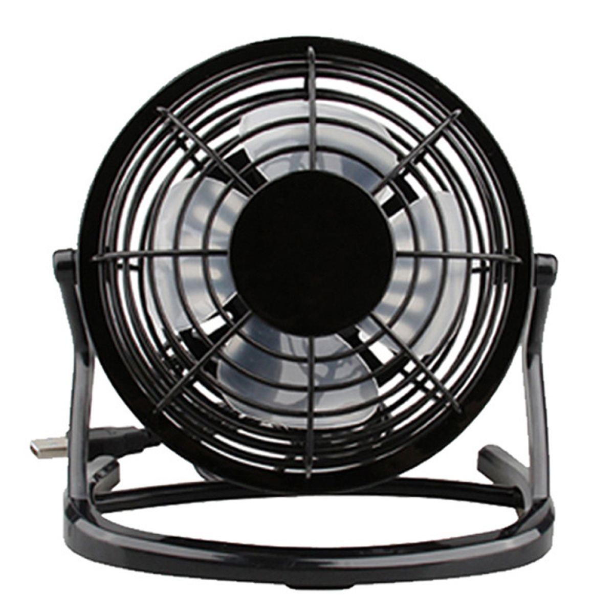 Schwarzer, runder Ventilator mit Schutzgitter, Stromkabel und Ständer. Der Ventilator steht auf weißem Grund.