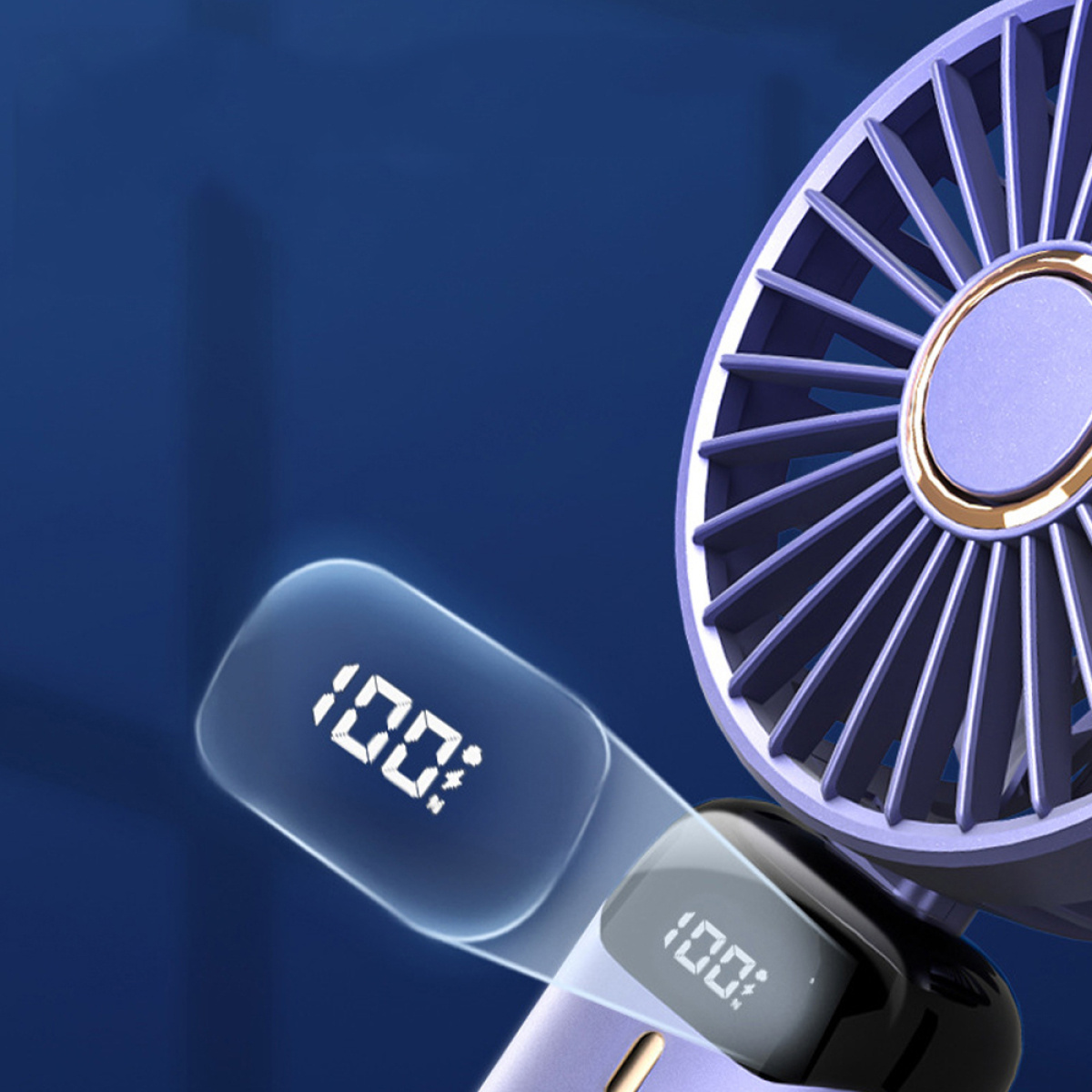 Lila Mini-Ventilator mit Digitalanzeige, die 100 % anzeigt. Blauer Hintergrund.