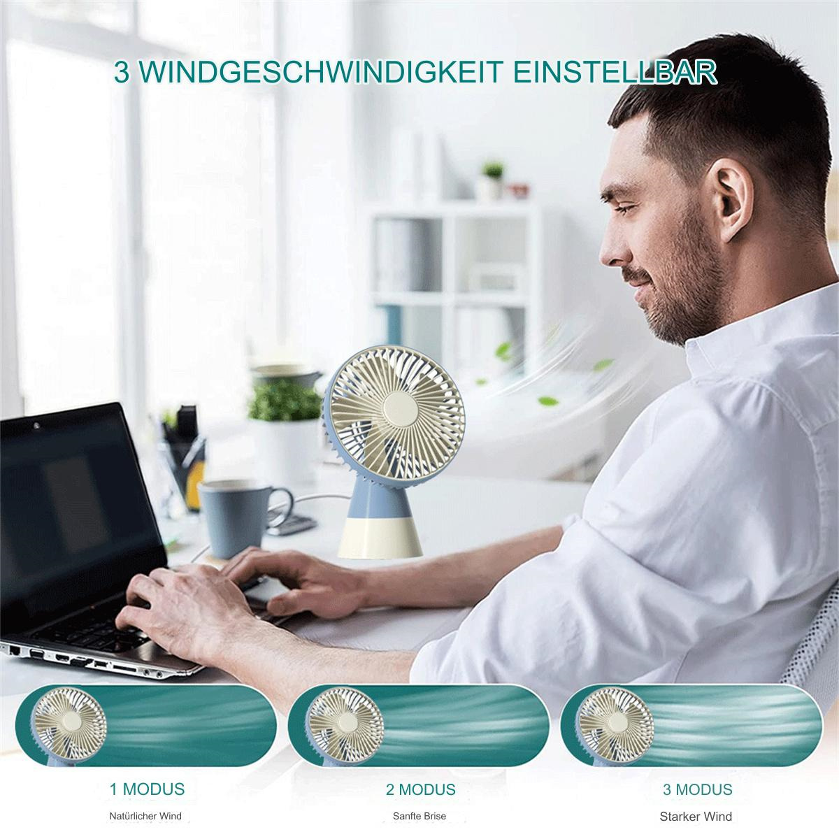 Mann arbeitet mit Laptop, kleinem blauen Ventilator und Windstufen.