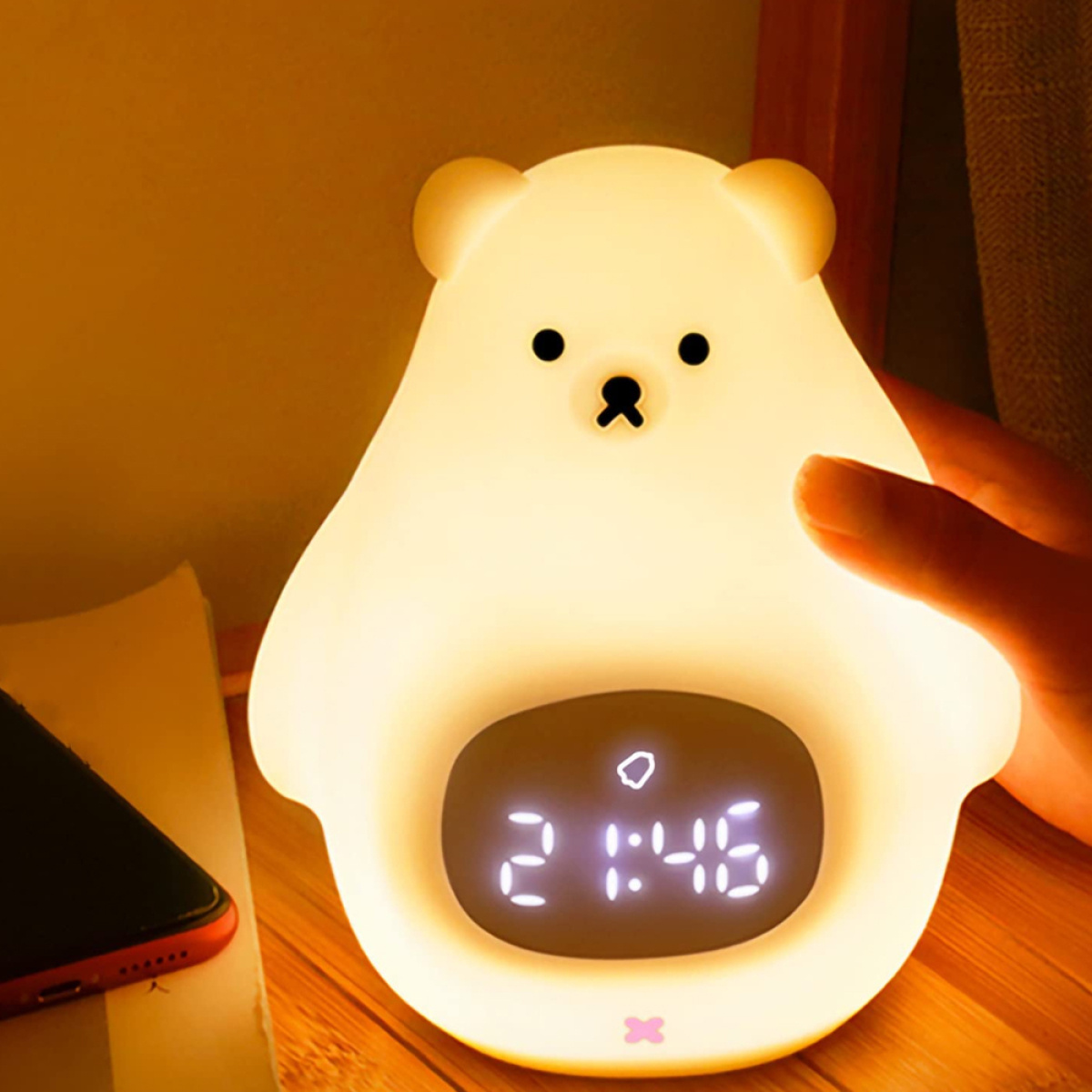 Eine bärenförmige Lampe mit einer Digitaluhr, die 21:46 anzeigt. Die Lampe leuchtet.