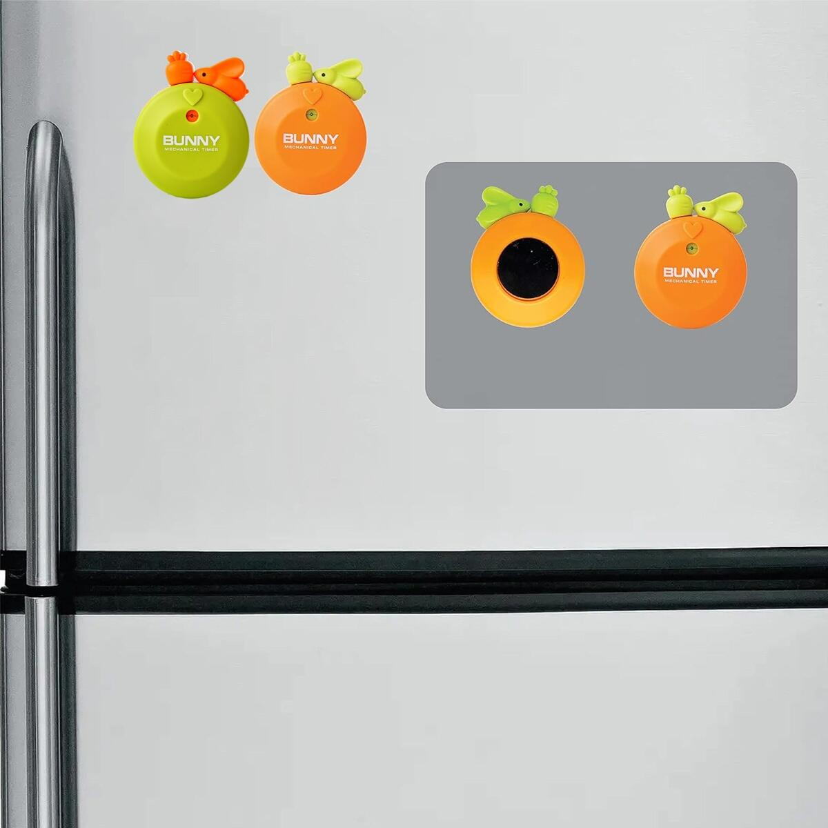 Drei grüne und orangefarbene Bunny-Magnete sind an einem Kühlschrank befestigt und zeigen Magnetdetails.