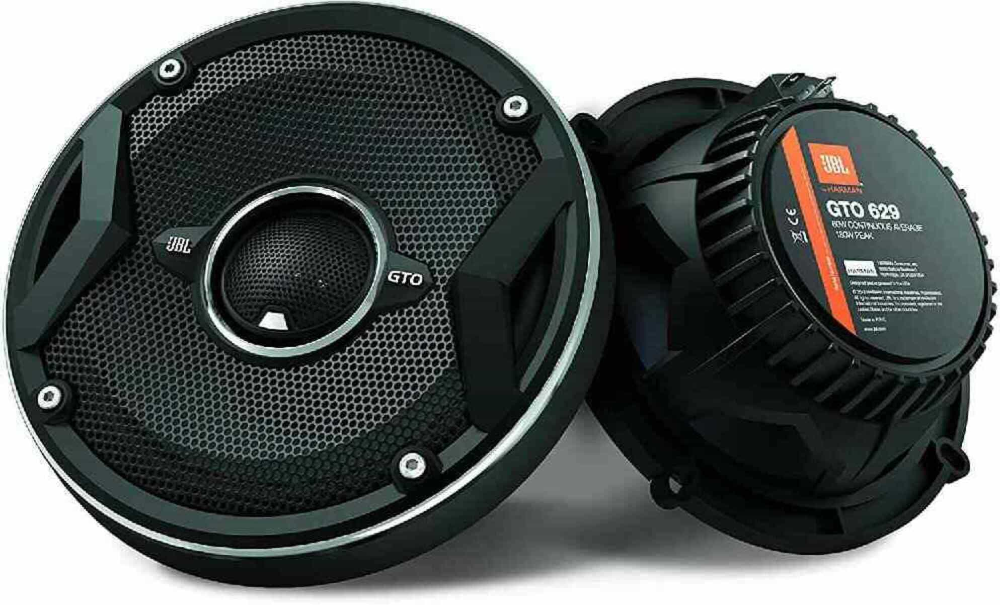 Zwei schwarze JBL-Autolautsprecher. Einer ist nach vorne gerichtet, der andere zeigt die Rückseite mit Etiketten.