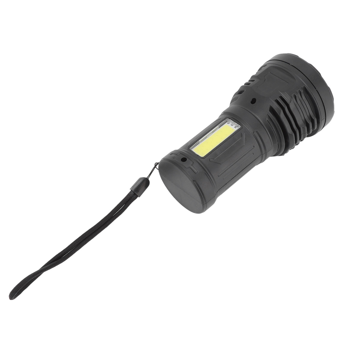 Eine schwarze Taschenlampe mit Riemen, abgewinkelt auf weißer Oberfläche, mit Lichtfeld.
