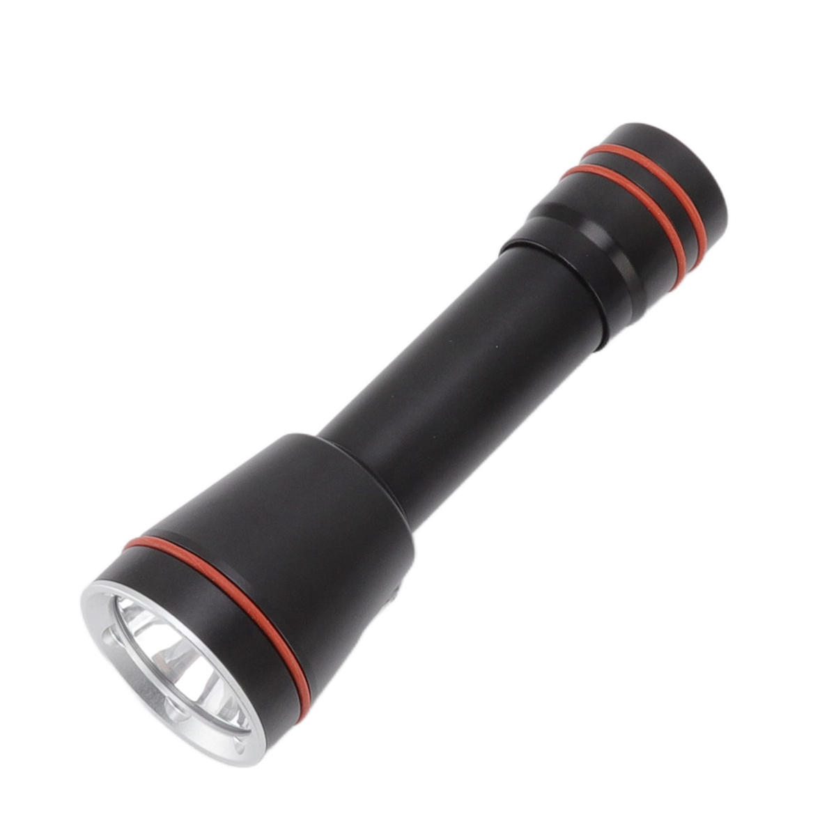 Schwarze Taschenlampe mit roten Ringen. Zylindrischer Körper, silberner Kopf. Das Licht scheint.