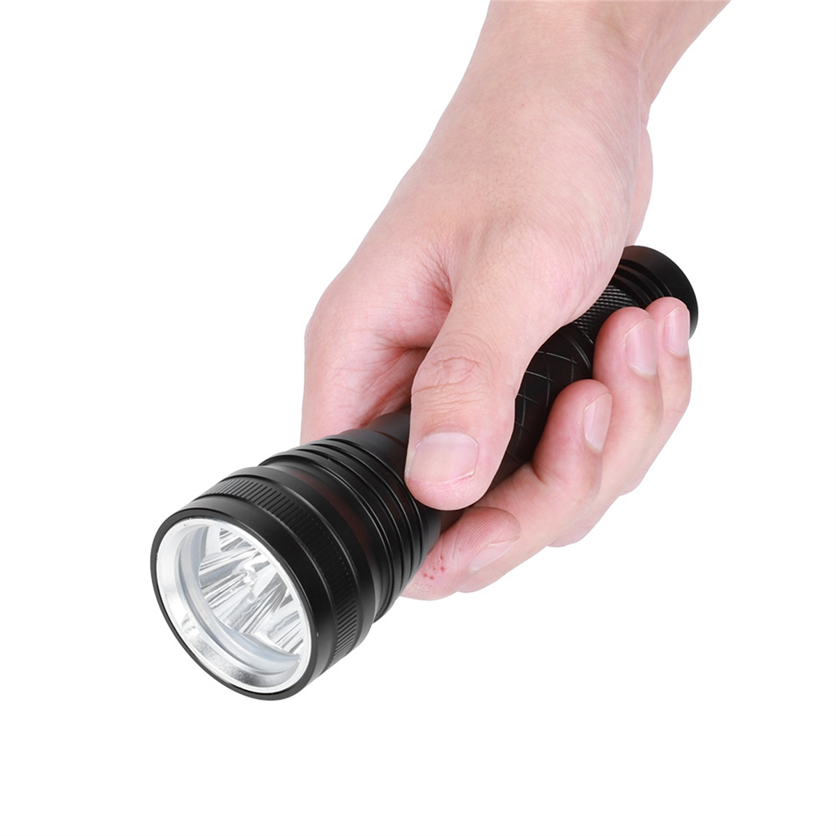 Schwarze Taschenlampe in der Hand, mit silberner Lünette.