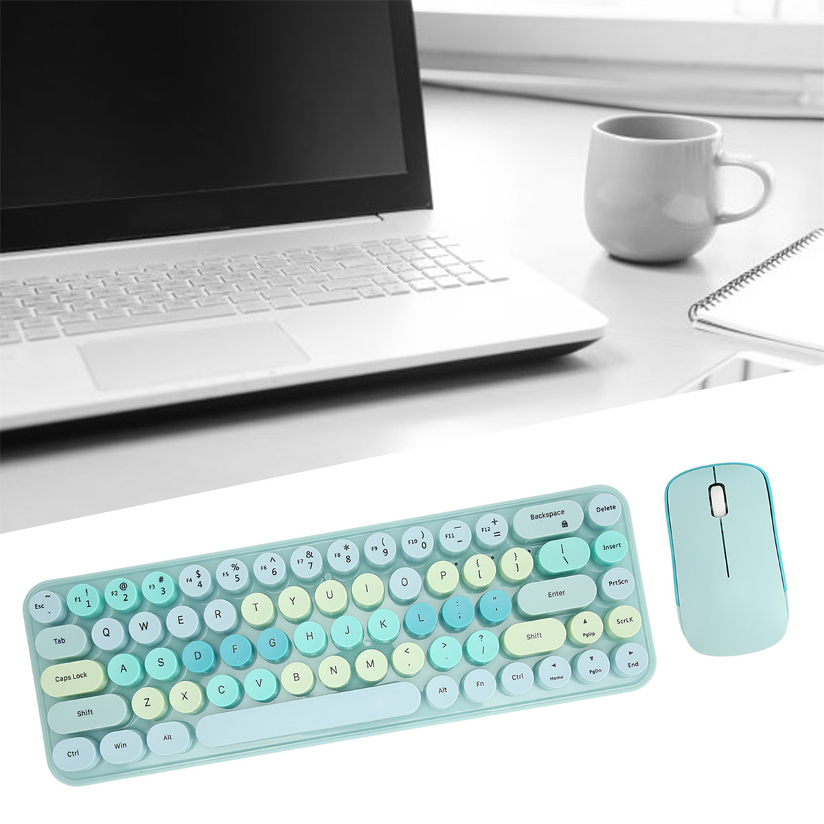 Auf einem weißen Schreibtisch befinden sich ein Laptop, eine Tastatur und eine Maus. Eine weiße Tasse und ein Notizblock sind ebenfalls vorhanden.