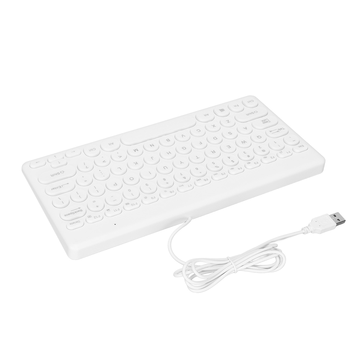 Eine weiße, schlanke Tastatur mit USB-Kabel. Sie liegt auf einer weißen Oberfläche, nach rechts geneigt.