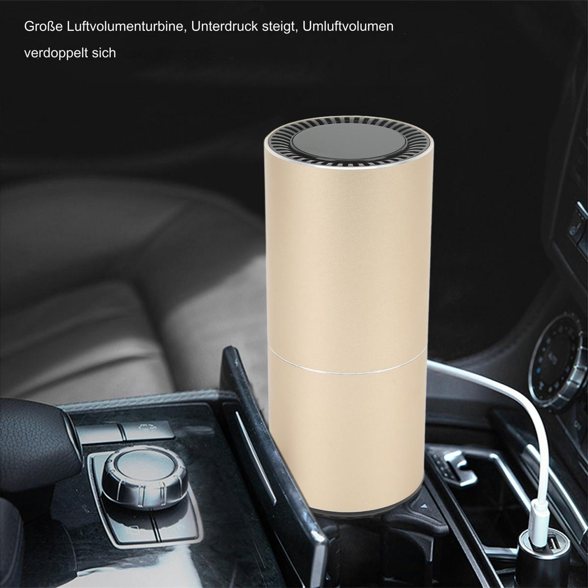 Goldener Luftreiniger im Getränkehalter eines Autos, weißes Kabel. Text auf Deutsch über Luftvolumen.