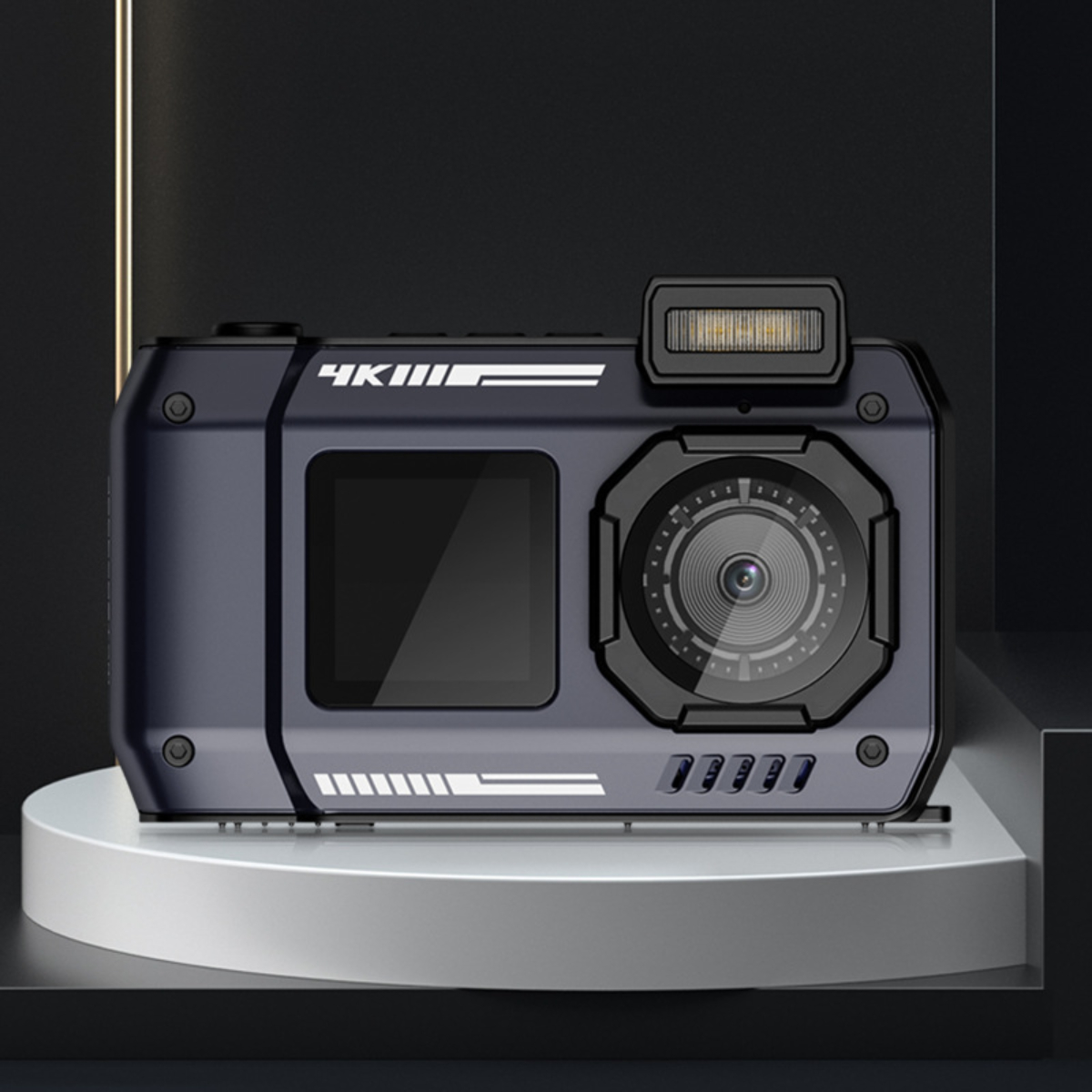 Schwarze und dunkelgraue 4K-Kamera auf einem weißen Ständer, in dunklem Hintergrund.