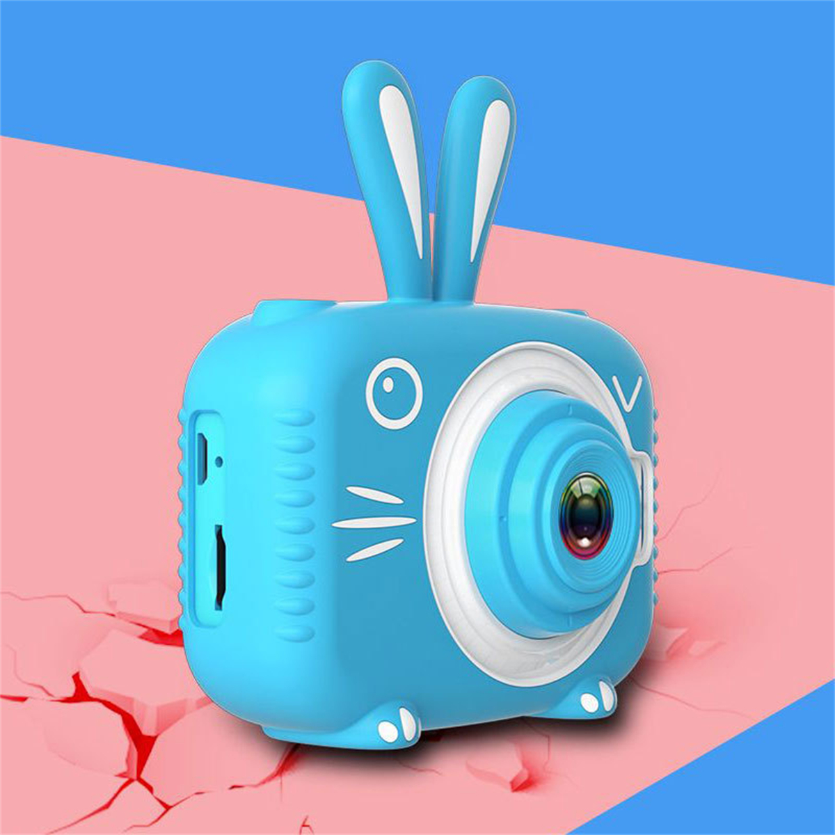 Blaue, hasenförmige Kinderkamera auf rotem und blauem Hintergrund. Mit Objektiv, Knöpfen und Hasenohren.