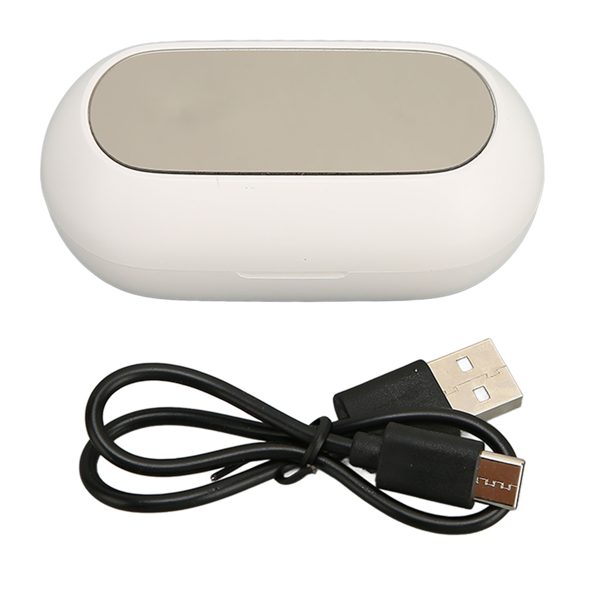 Weißes Ohrhörer-Etui und ein schwarzes USB-Kabel. Weißer Hintergrund.