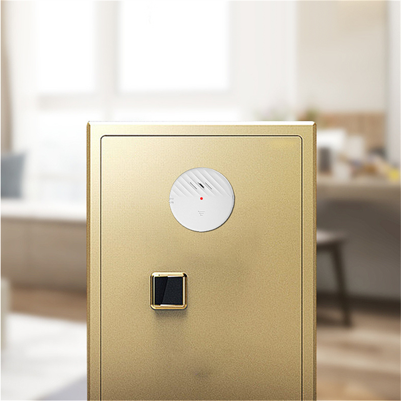 Goldfarbener Safe mit rundem Sensor und quadratischem Knopf.