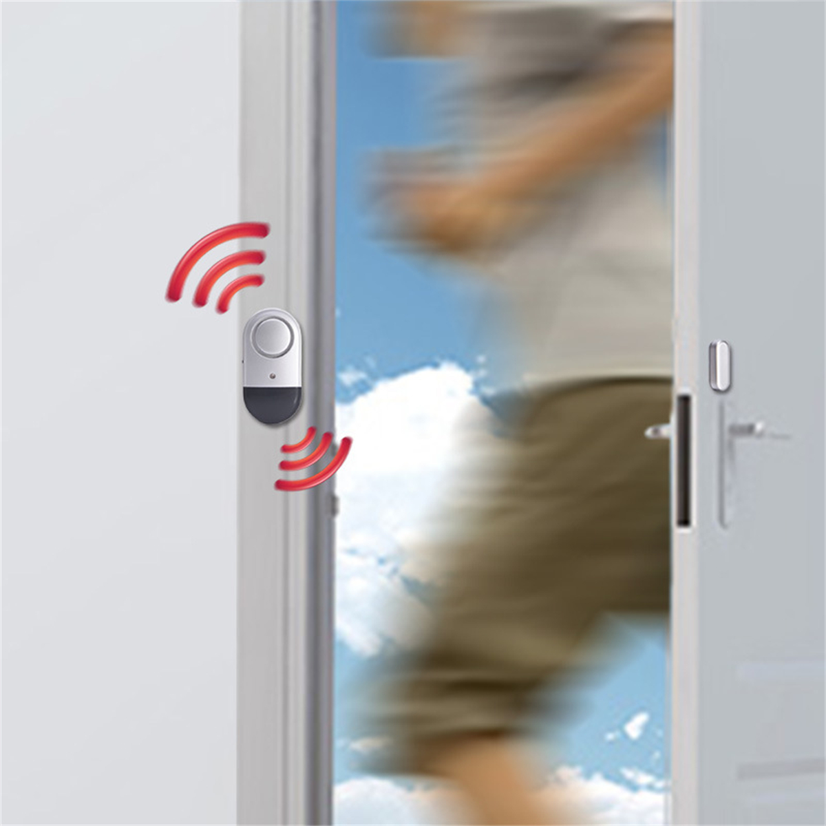 Ein Türsensor mit einer Person, die durch die offene Tür rennt.