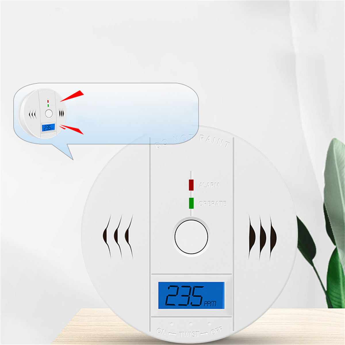 Ein weißer Rauchmelder mit Anzeige '235 PPM' und LEDs. Text: Alarm, Betreiben.