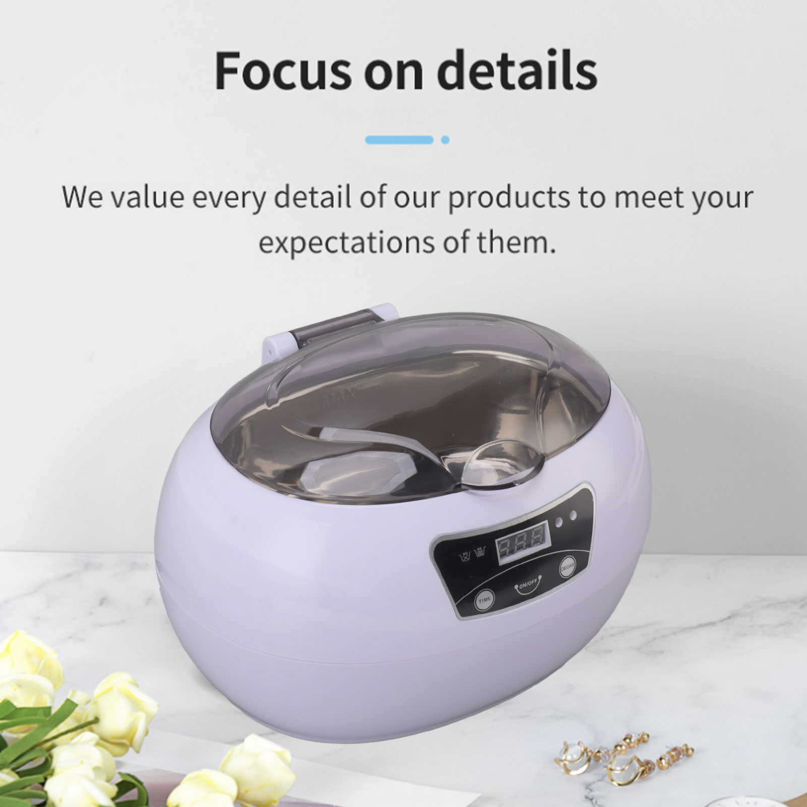 Weißes, ovales Gerät mit Digitalanzeige, Schmuck und Blumen in der Nähe.