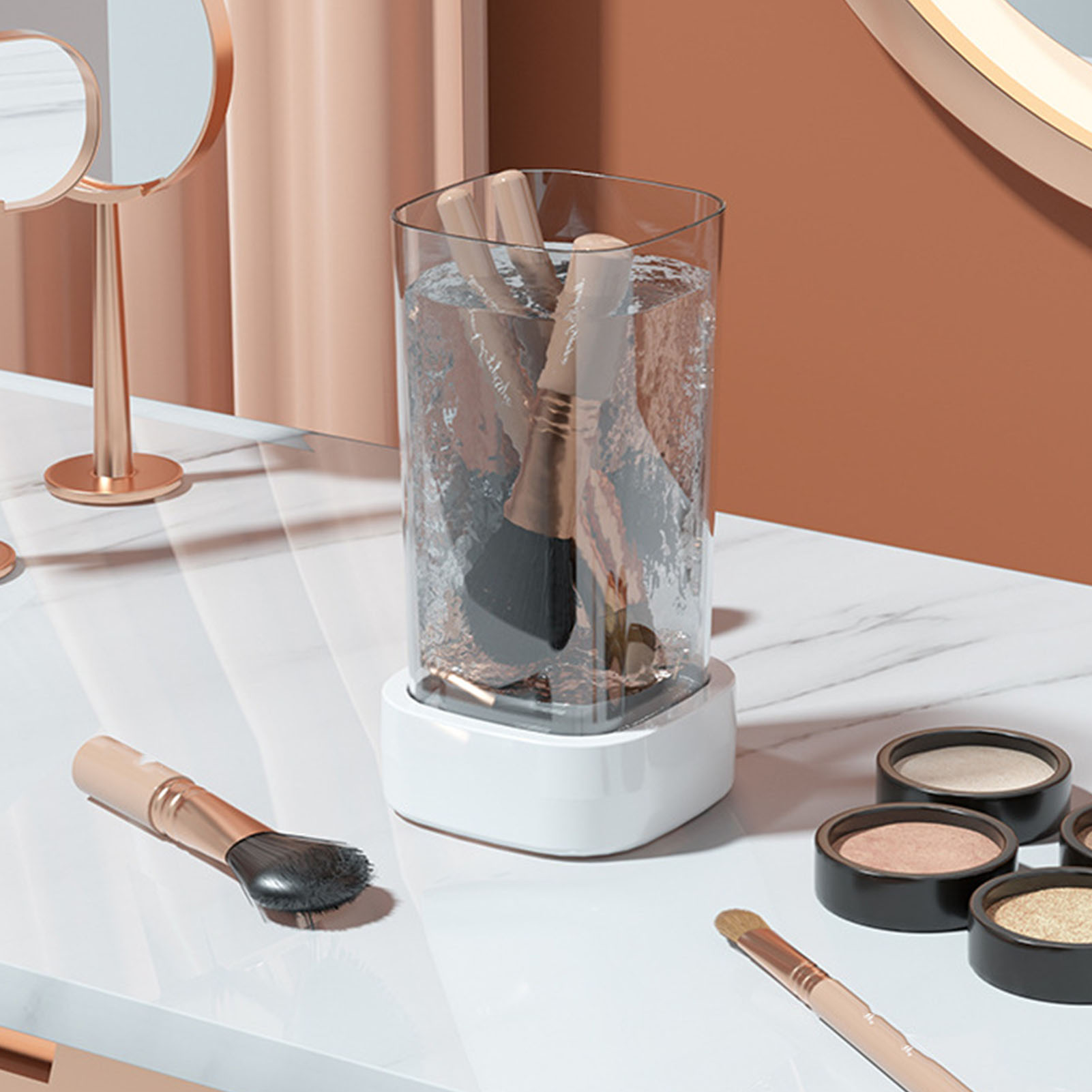 Make-up-Pinsel in einem mit Wasser gefüllten Glas. Andere Make-up-Artikel auf weißer Oberfläche.