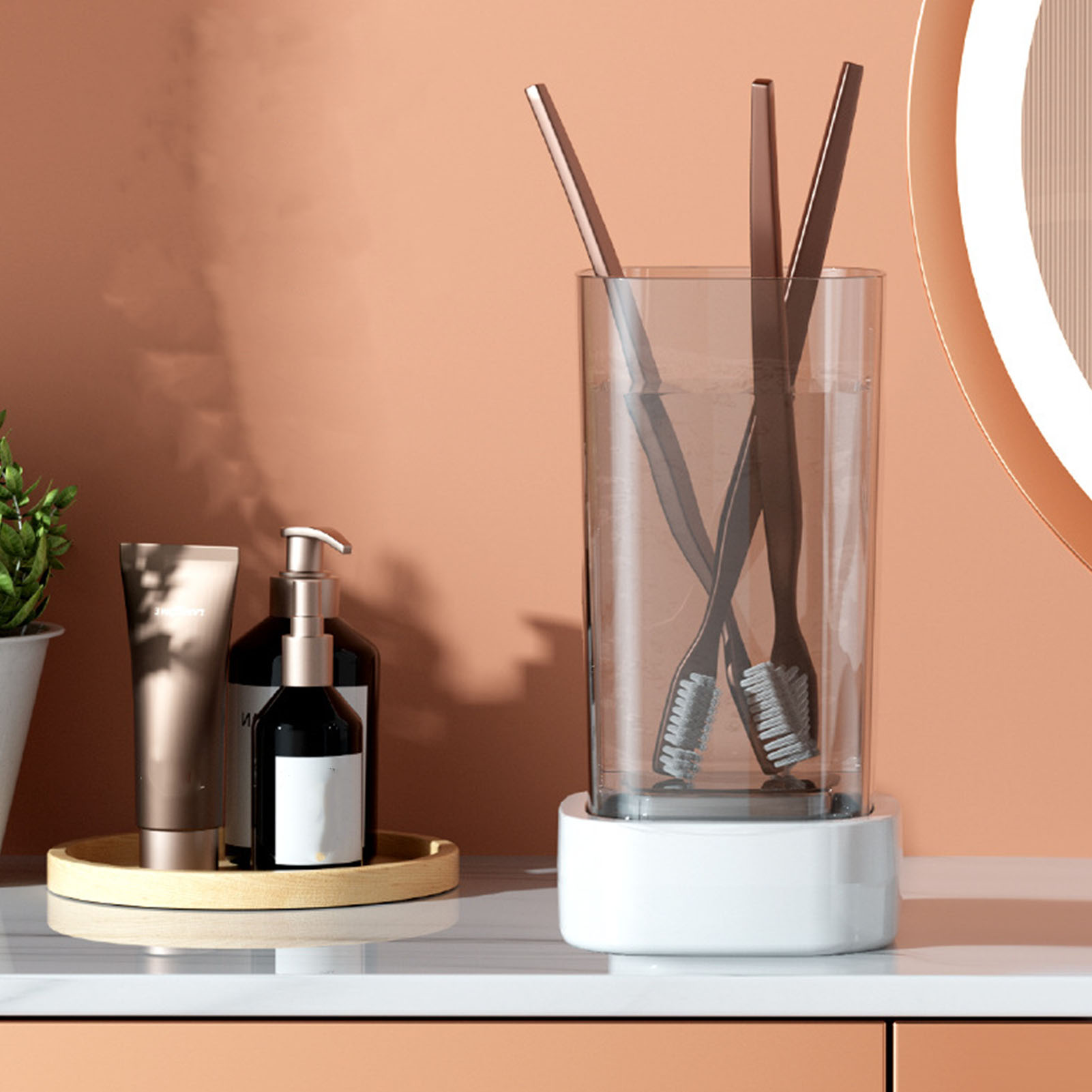 Badezimmer-Waschtisch mit Zahnbürsten im Glas, Seife und Lotionflaschen.
