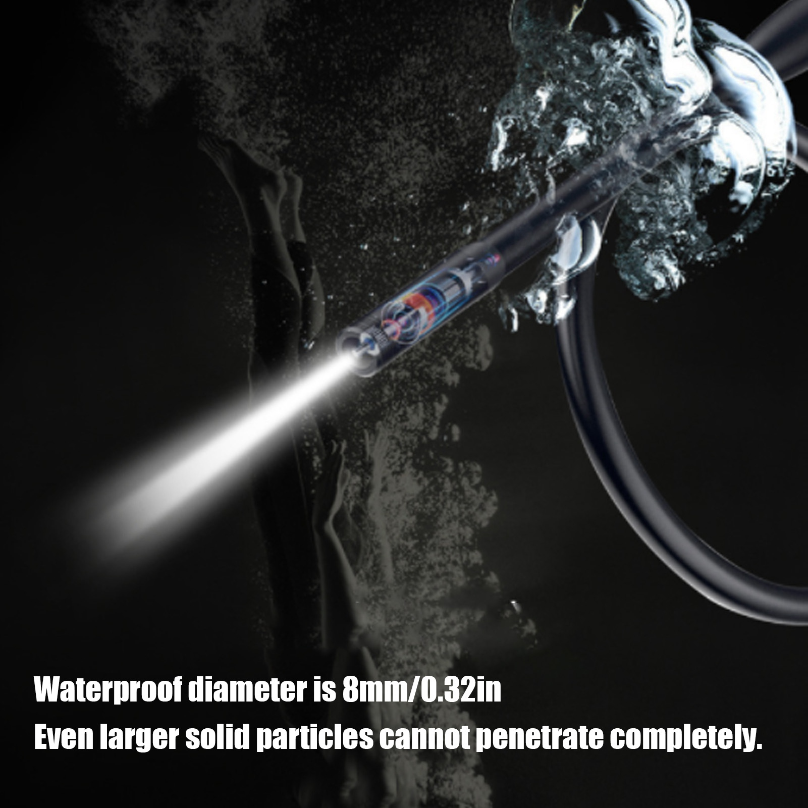 Endoskop mit Lichtstrahl im Wasser. Schwarzer Hintergrund. Wassertropfen spritzen um das Endoskop herum.