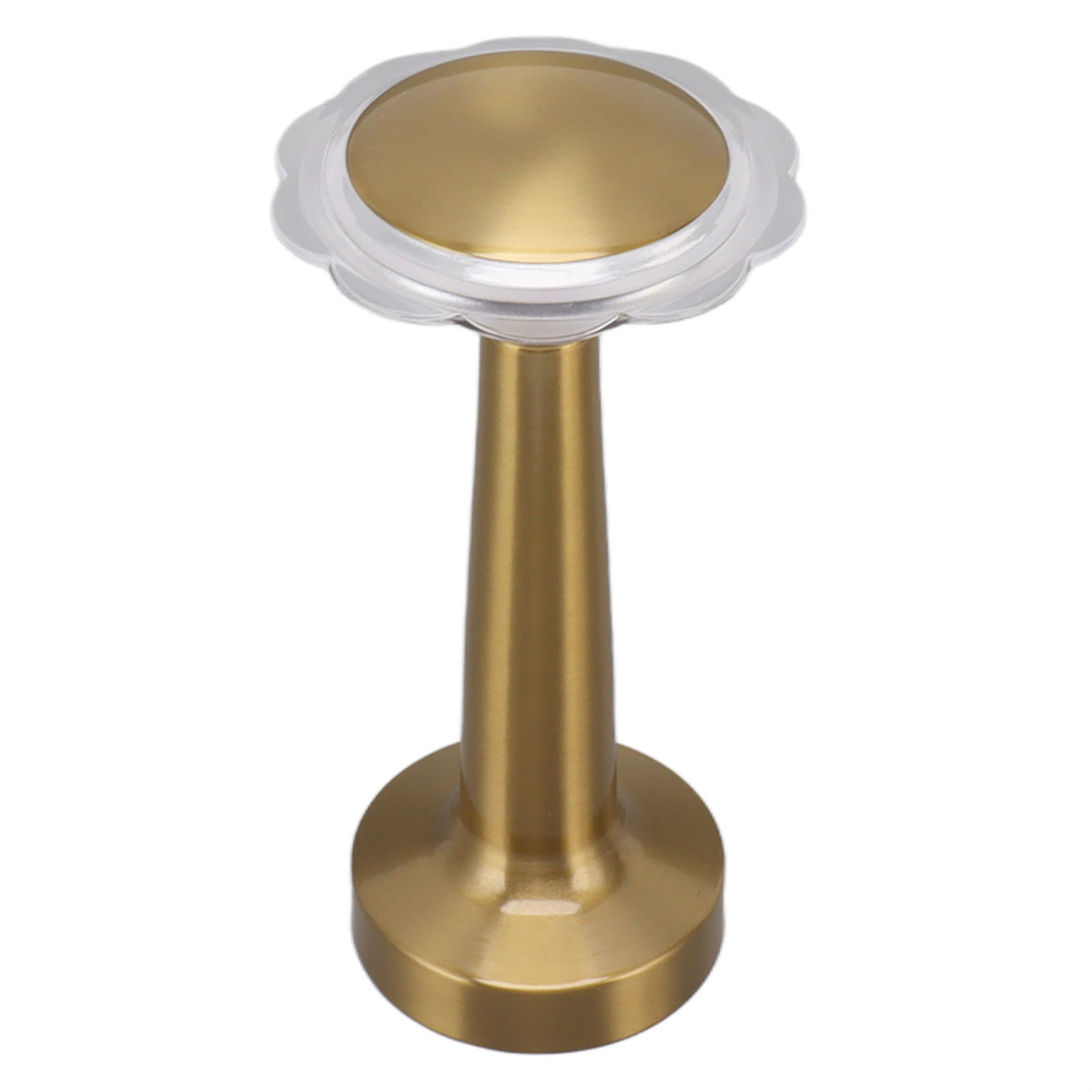 Eine goldfarbene, dekorative, kleine Tischlampe mit weißem Hintergrund.