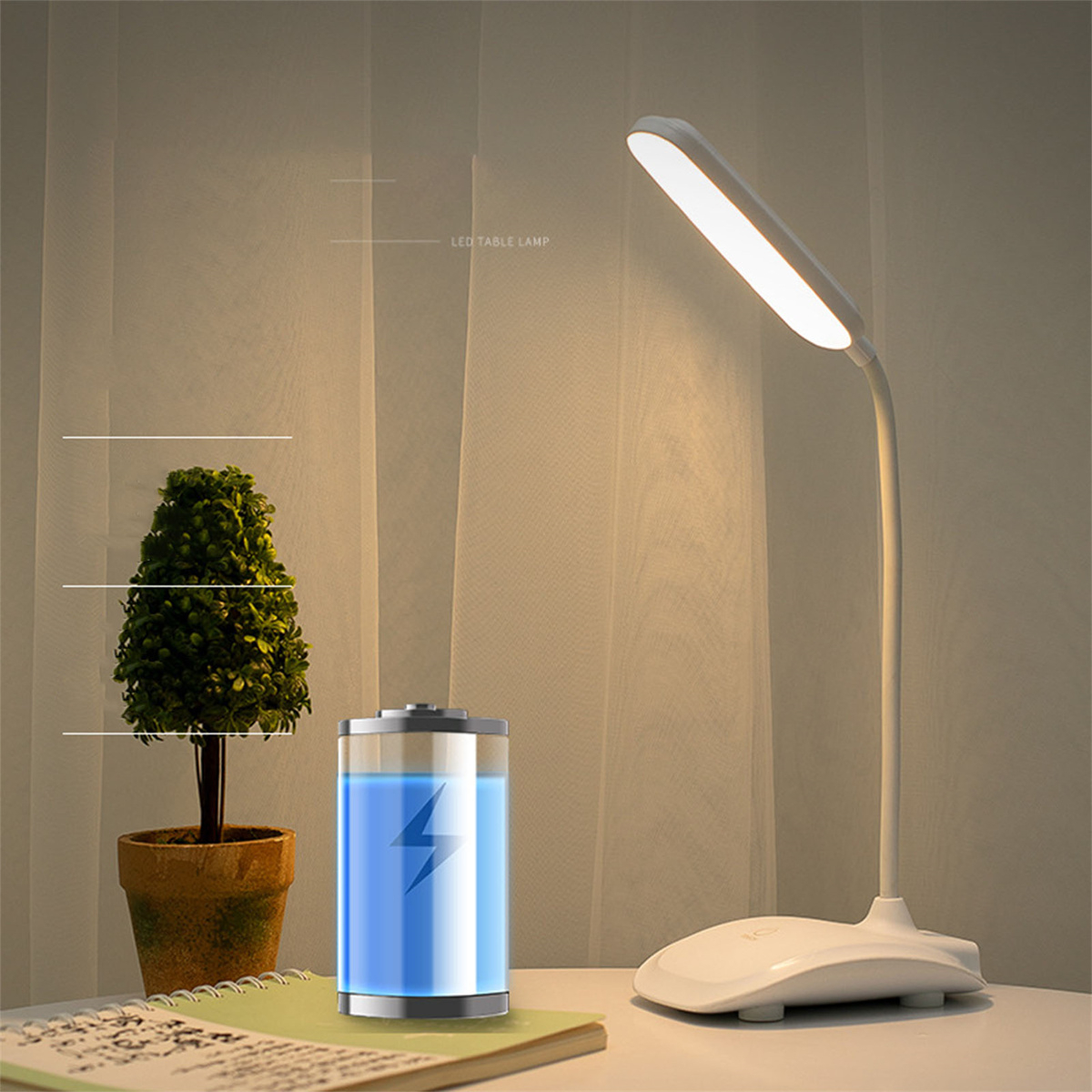 Weiße LED-Tischlampe auf Schreibtisch mit Pflanze und Akkuanzeige.