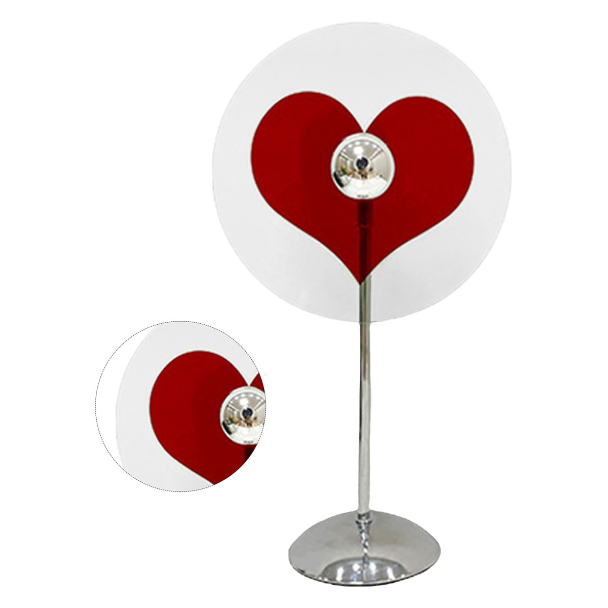 Herzförmige Lampe mit rotem Herz, Chromfuß und weißem Hintergrund.