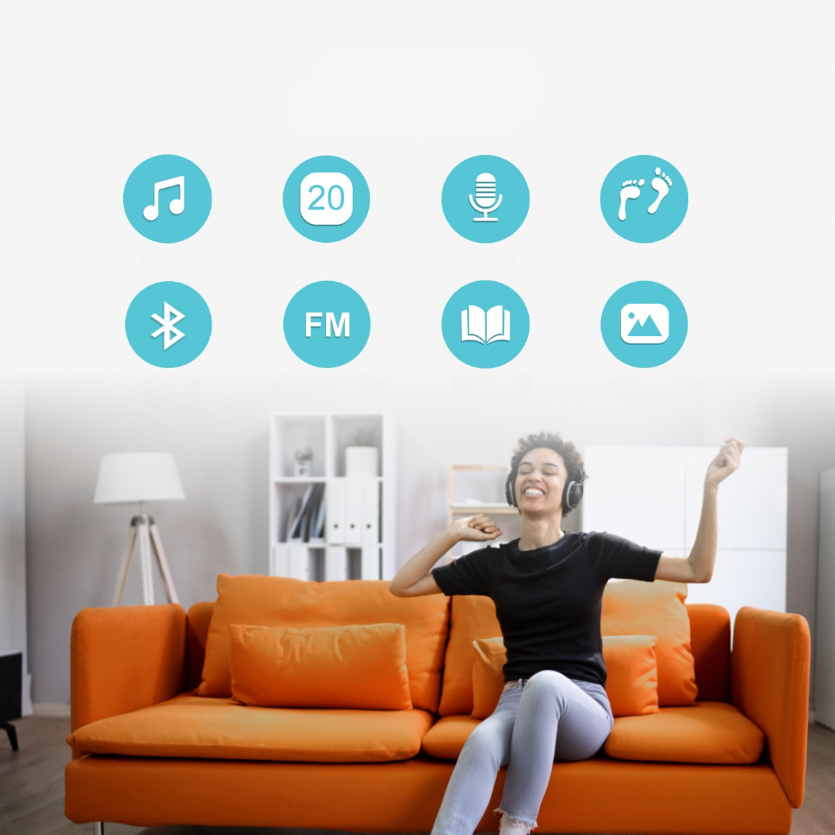 Eine Frau mit Kopfhörern tanzt auf einem orangefarbenen Sofa, darüber Icons von Musik, Bluetooth und anderen.