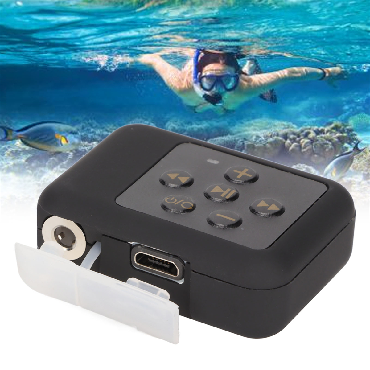 Ein Mann mit Schnorchelausrüstung schwimmt unter Wasser, mit Fischen und einem schwarzen Gerät mit Knöpfen.