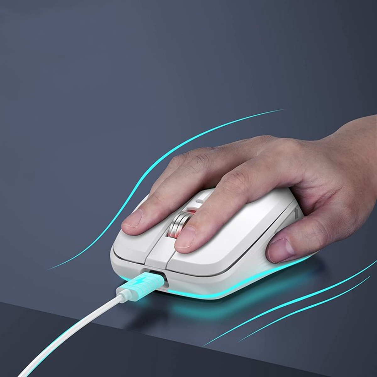 Eine weiße Computermaus mit blauem Kabel und Hand, die sie benutzt.