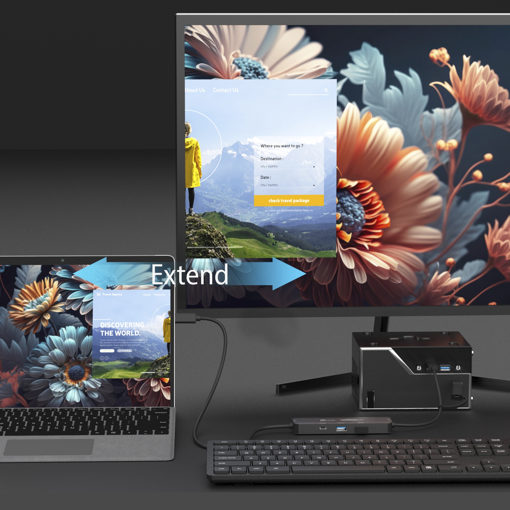 Un laptop e un monitor mostrano un sito web di viaggi. Una tastiera e un mini PC sono anche sulla scrivania.