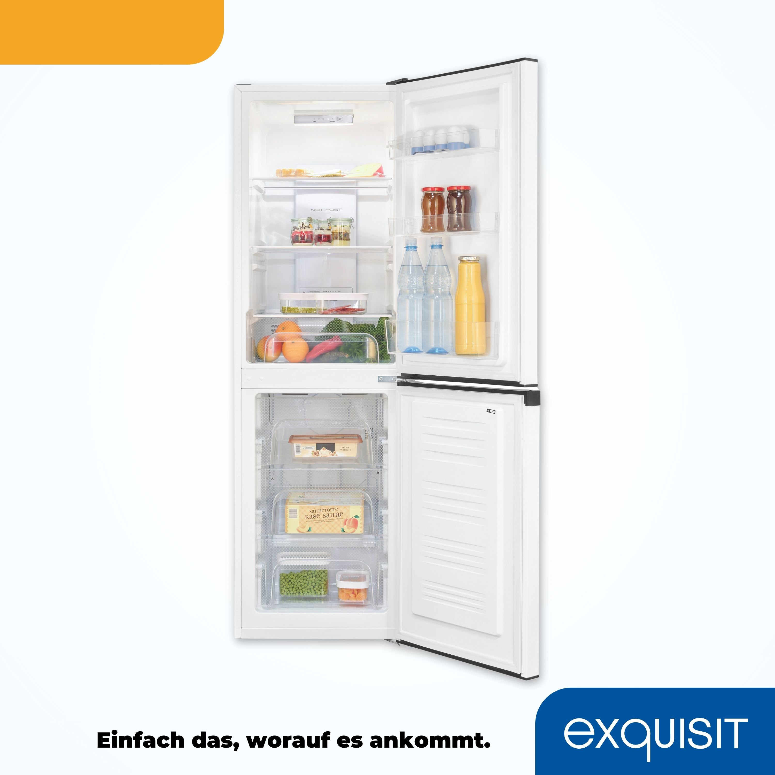 Kühlschrank mit offener Tür, zeigt Regale mit Lebensmitteln. Auch der Gefrierbereich ist geöffnet.