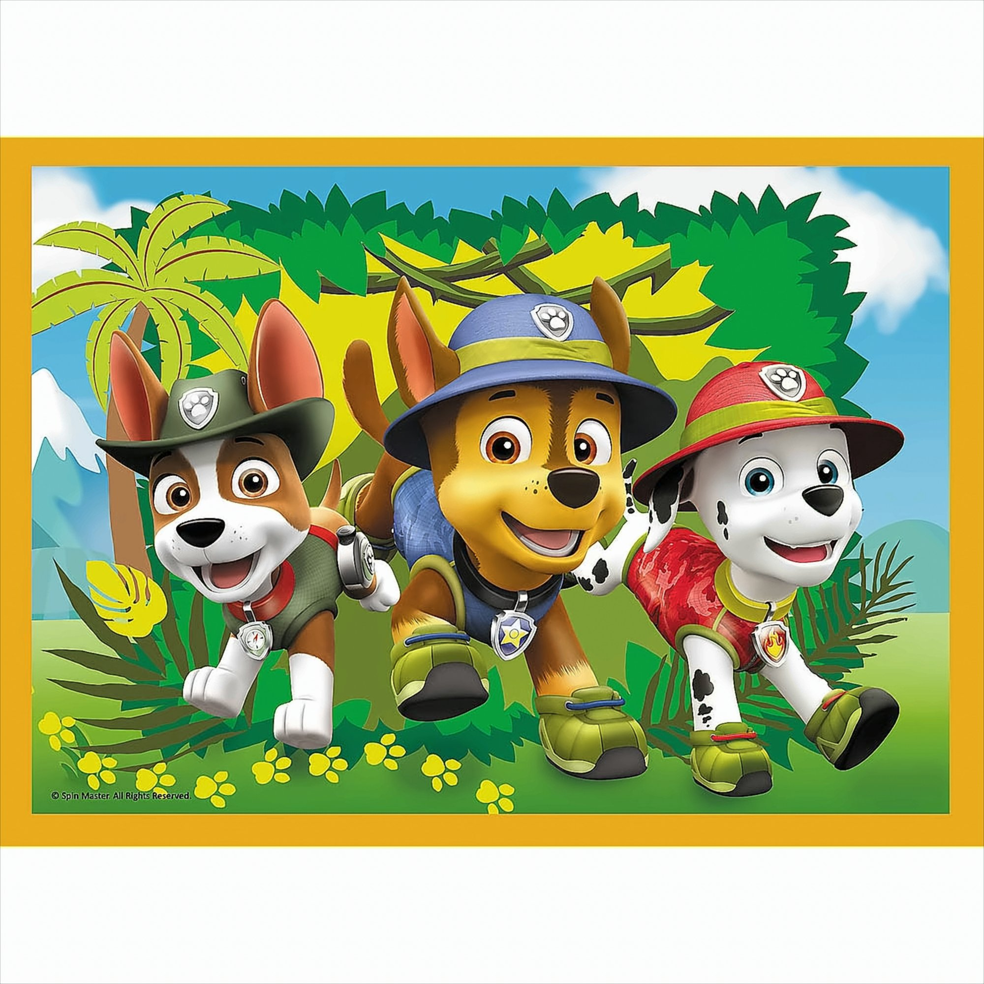 Paw Patrol en un entorno selvático. Chase, Marshall y Rocky caminan hacia adelante con sonrisas, árboles al fondo.
