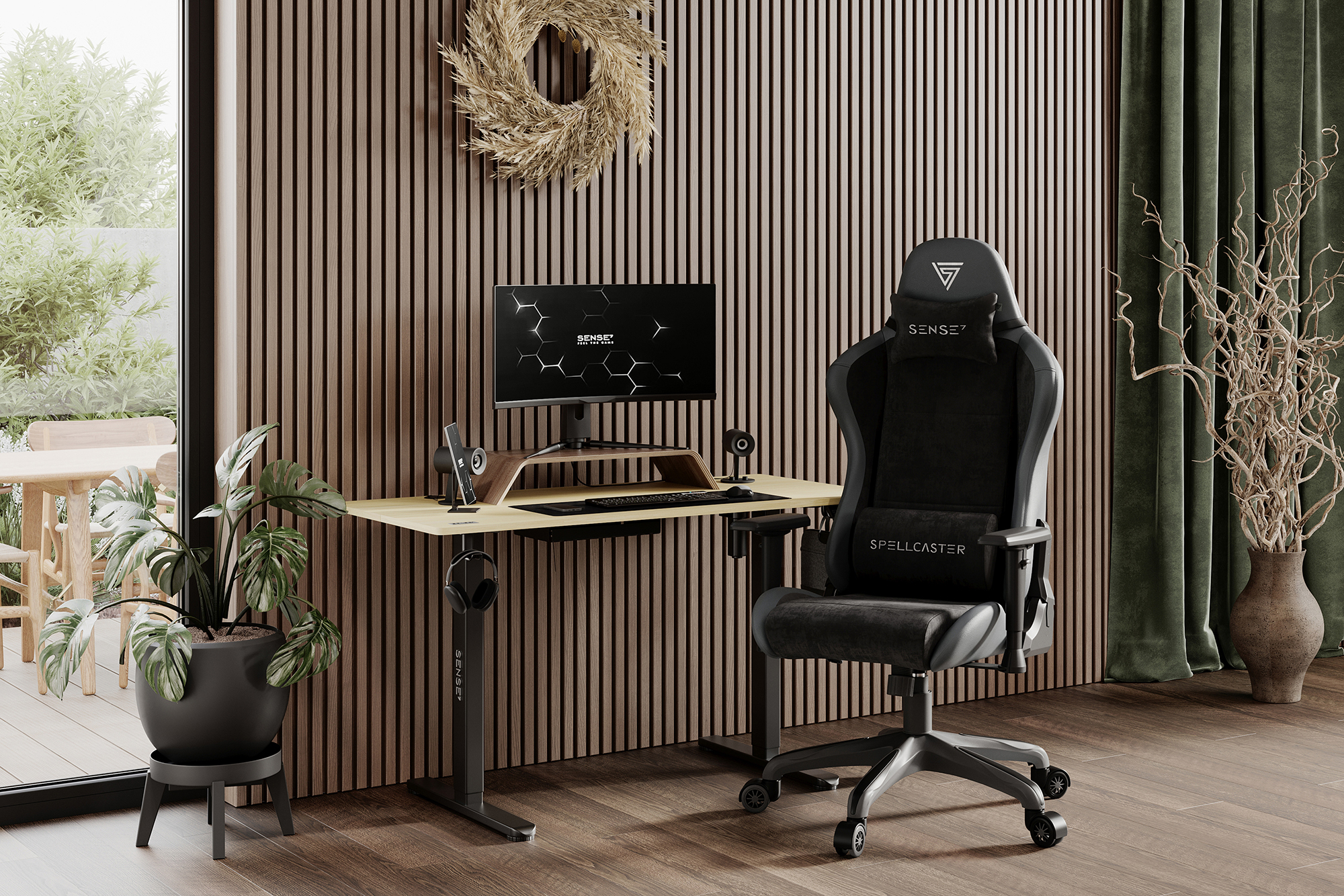 Gaming setup: bureau, stoel, monitor, pc, hoofdtelefoon en decor in kamer met raam.