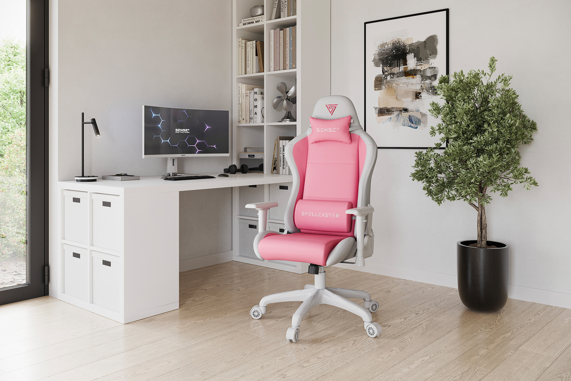 Roze en witte gamingstoel in een kamer met een bureau, monitor en raam.