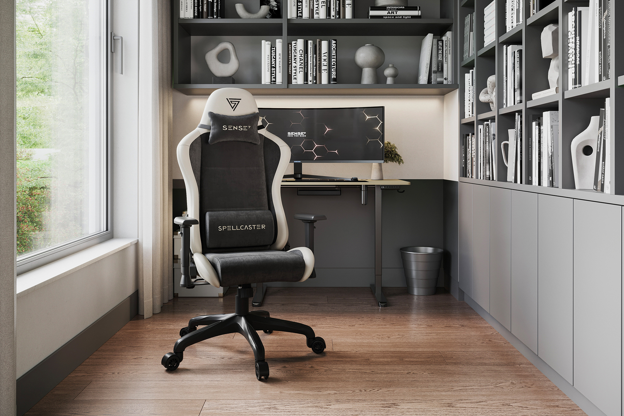 Gamingstoel in een thuiskantoor met bureau, computer en boekenkast.