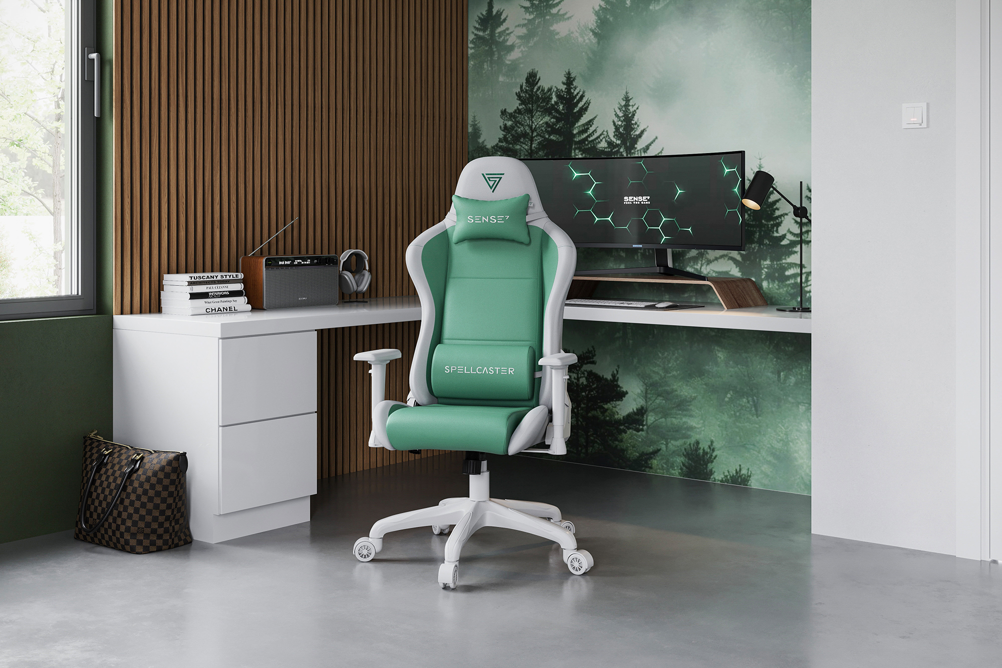 Een gamingstoel met een groen-witte kleurenschema, een monitor en een bureau-opstelling. De stoel staat voor een bureau.