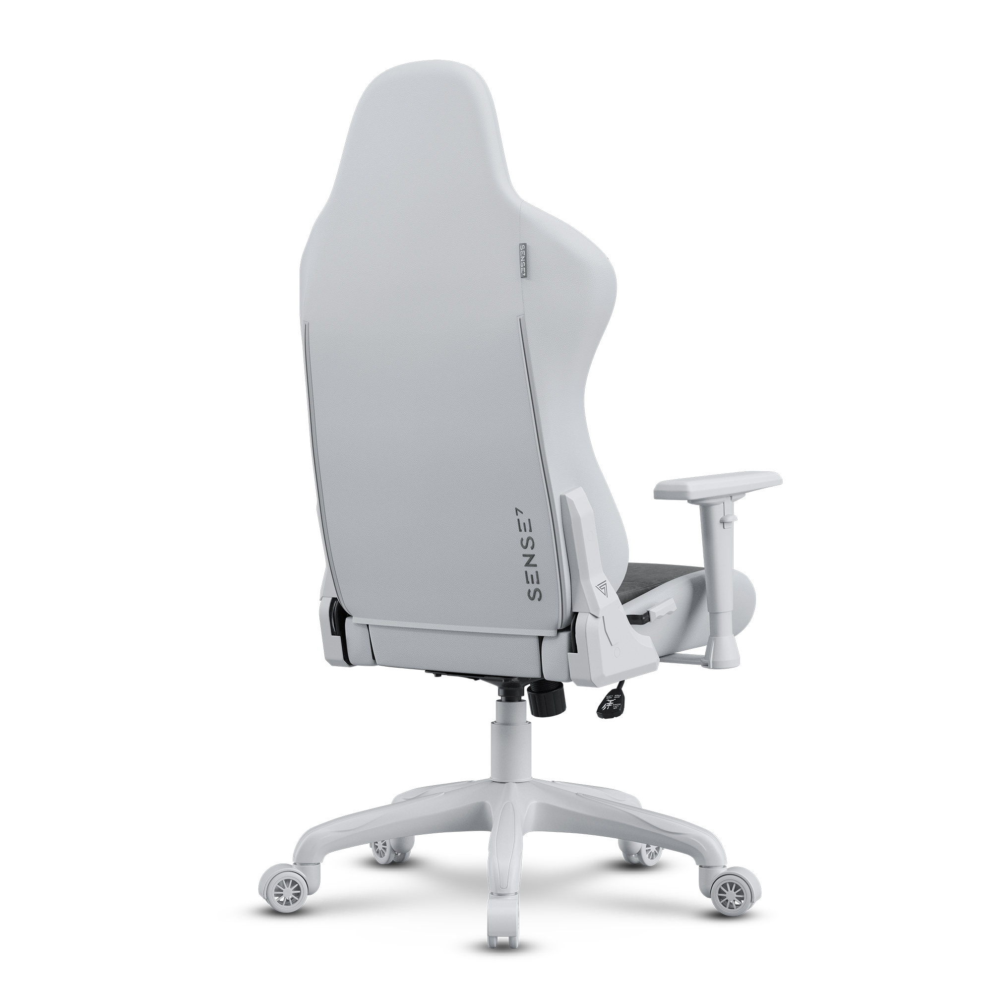 Een witte gamingstoel van achteren, met het ontwerp en de basis.