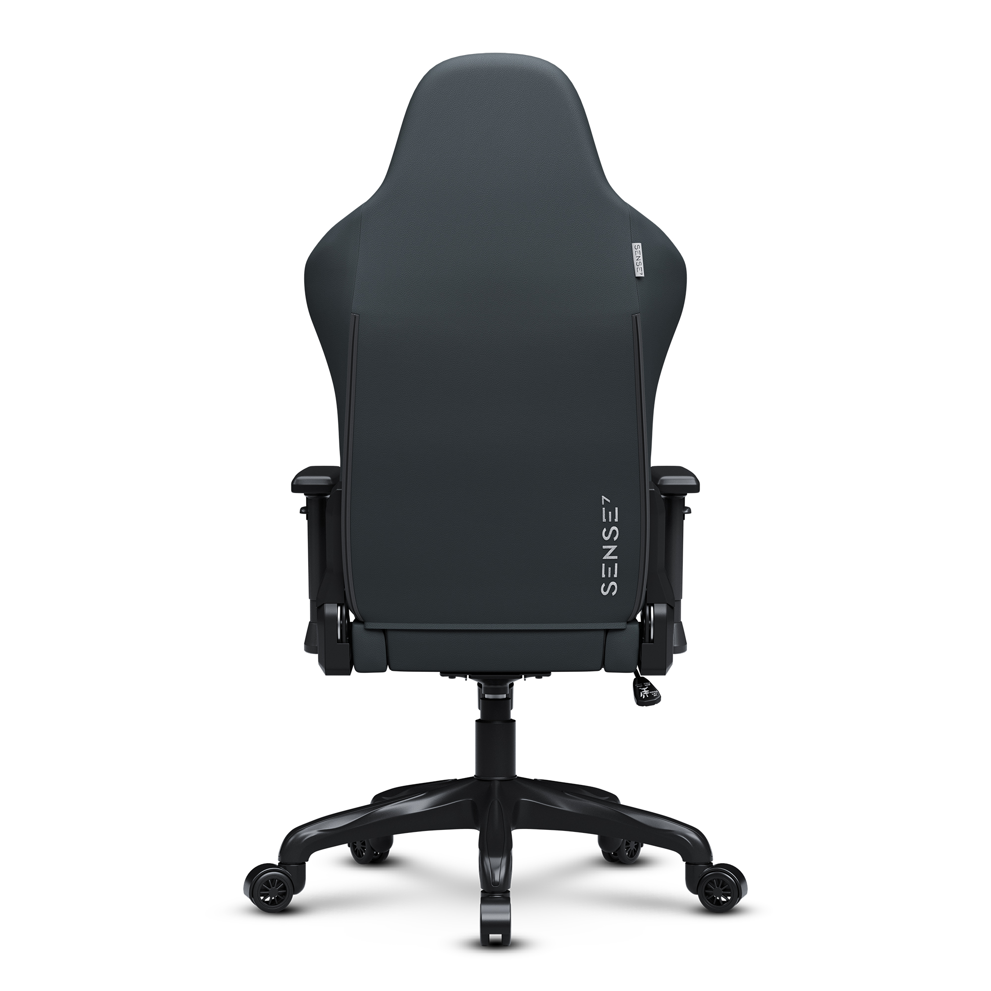 Achteraanzicht van een zwarte gamingstoel met het Sense7-logo, op wielen, witte achtergrond.