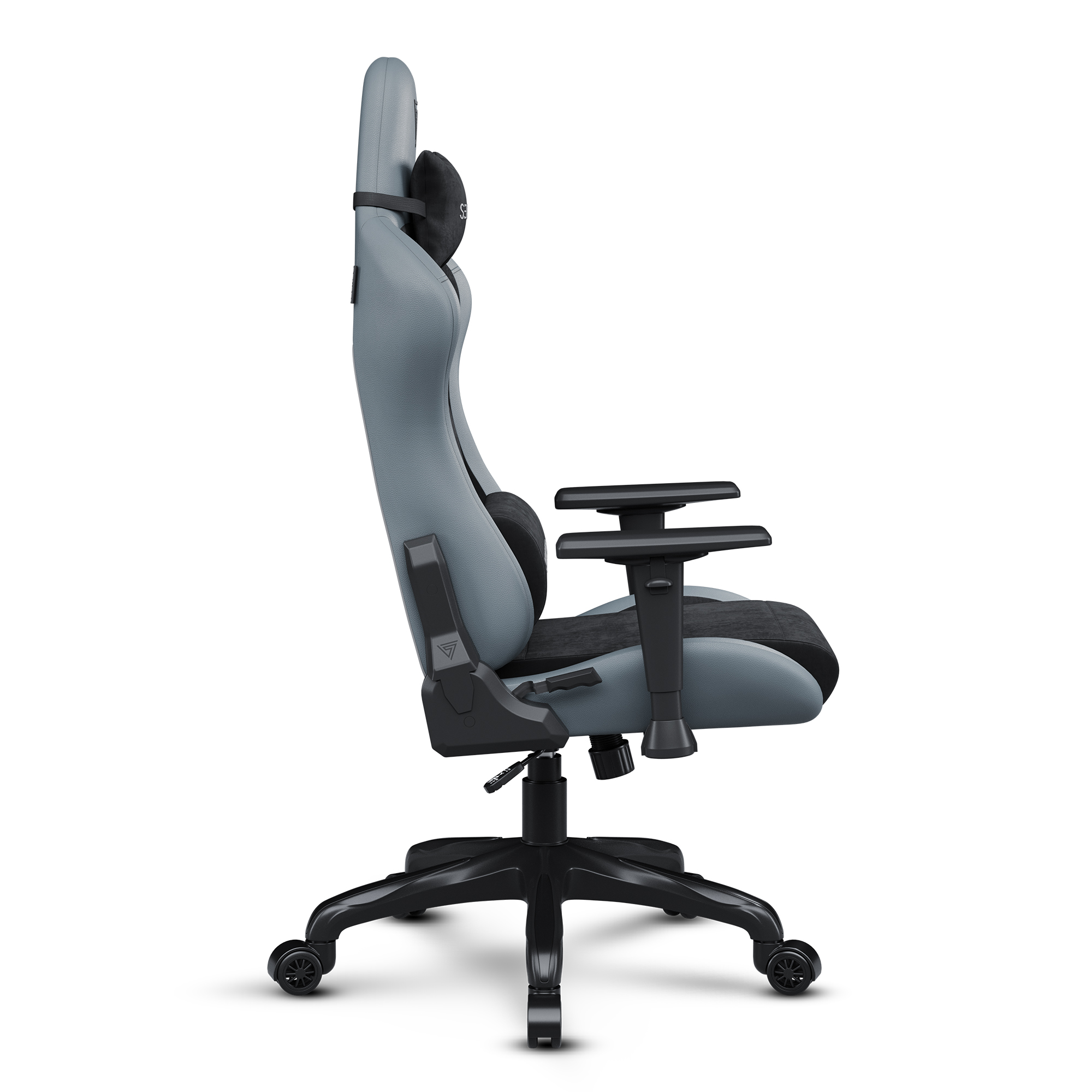 Gamingstoel, grijs en zwart. Zijaanzicht, met wielen en hoofdsteun.