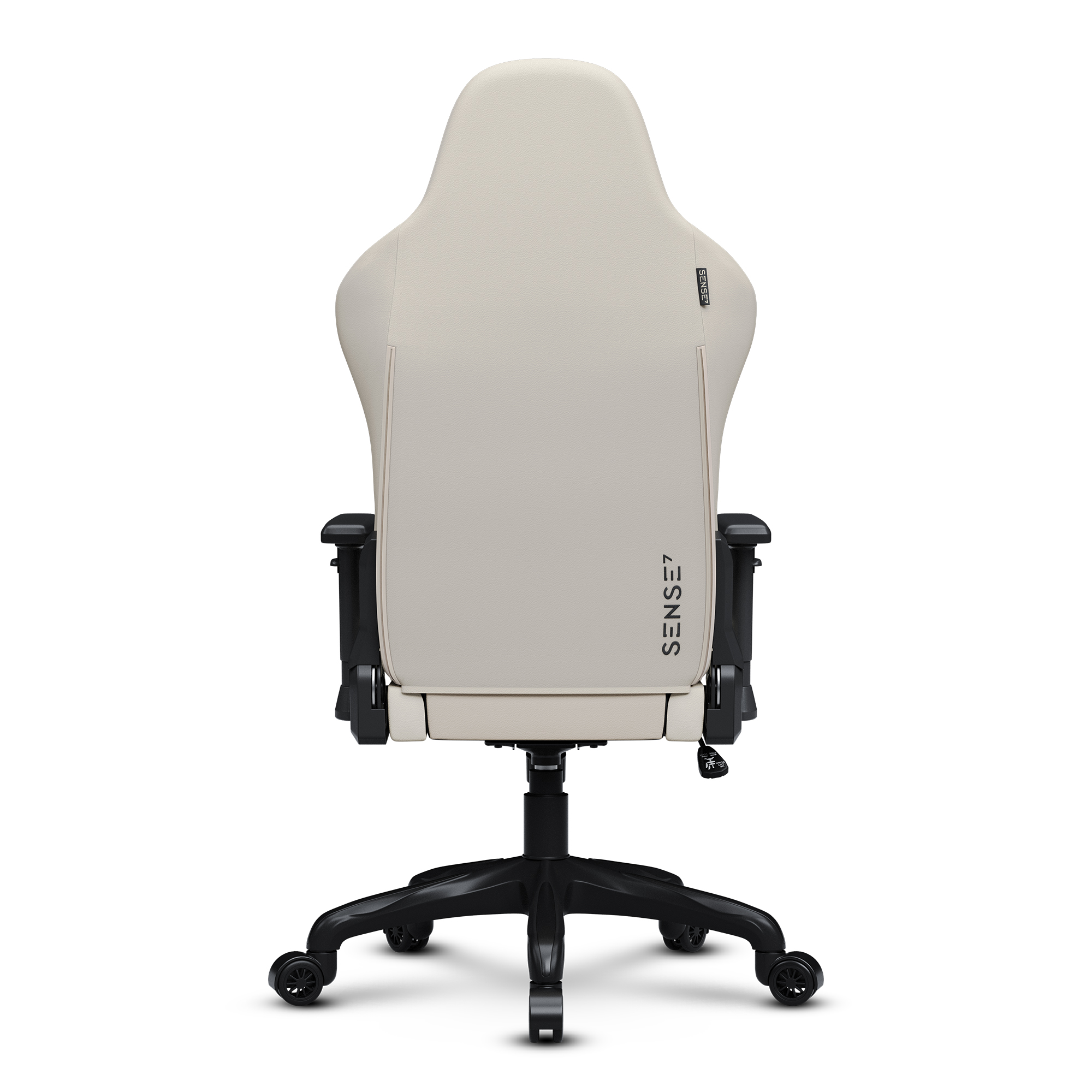 Achterkant van beige gamingstoel, zwarte accenten, Sense7 logo.