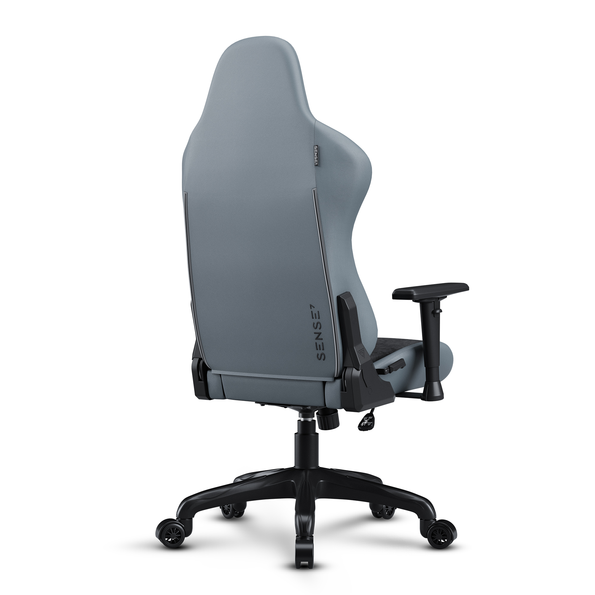 Grijze gaming stoel. De achterkant van de stoel is zichtbaar, met zwarte armleuningen en basis.