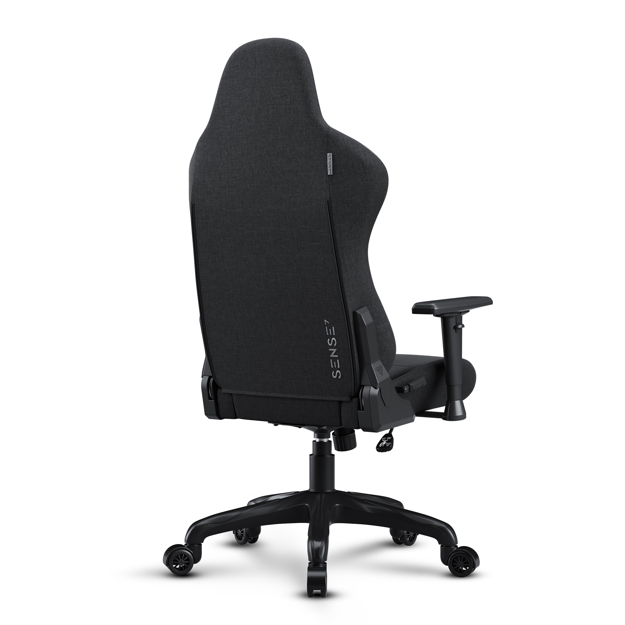 Zwarte gamingstoel van achteren. Het heeft een hoge rugleuning, armleuningen en een zwart onderstel met wielen.