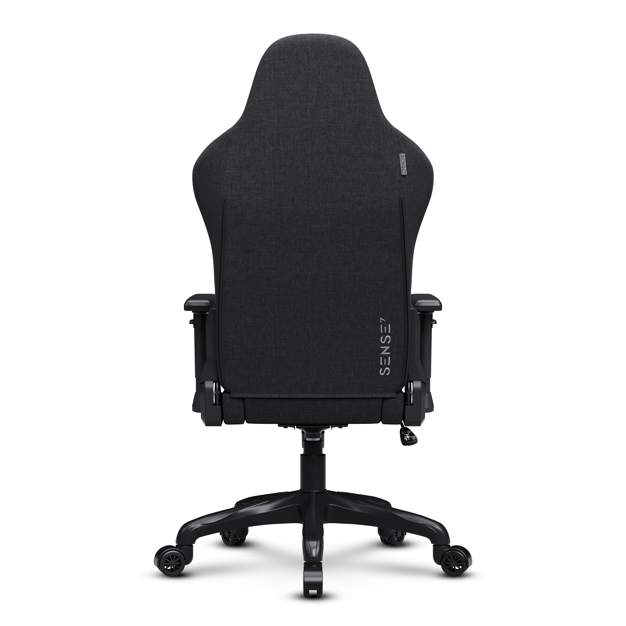 Achteraanzicht van een zwarte gamingstoel met logo en wielen. Witte achtergrond.