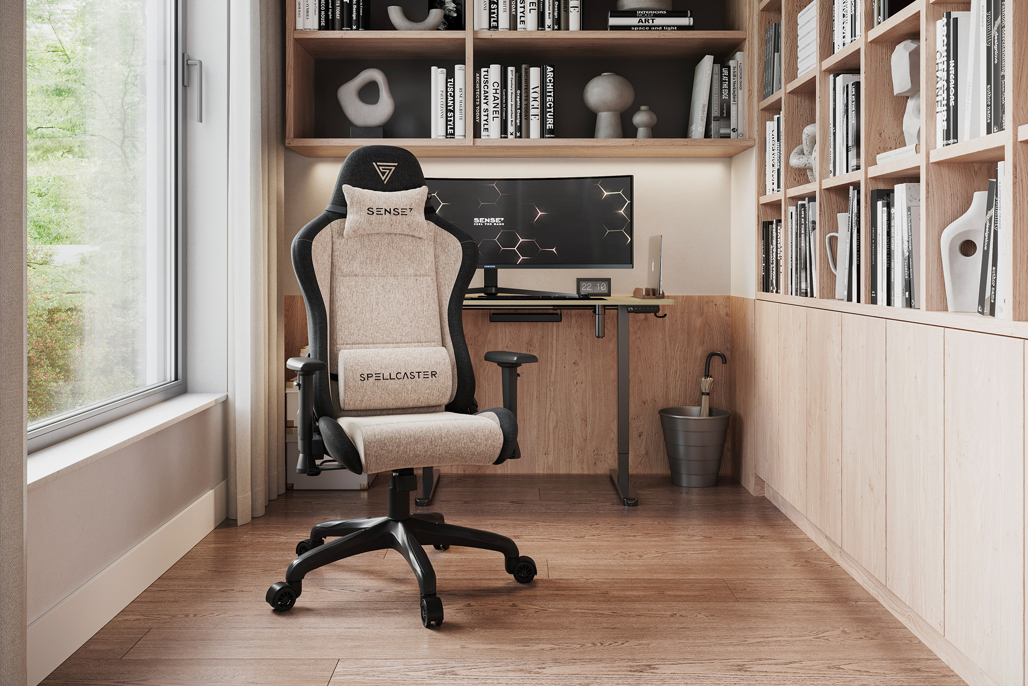 Gaming stoel in een kamer. Beige zitting, zwarte basis en het woord “Spellcaster”.