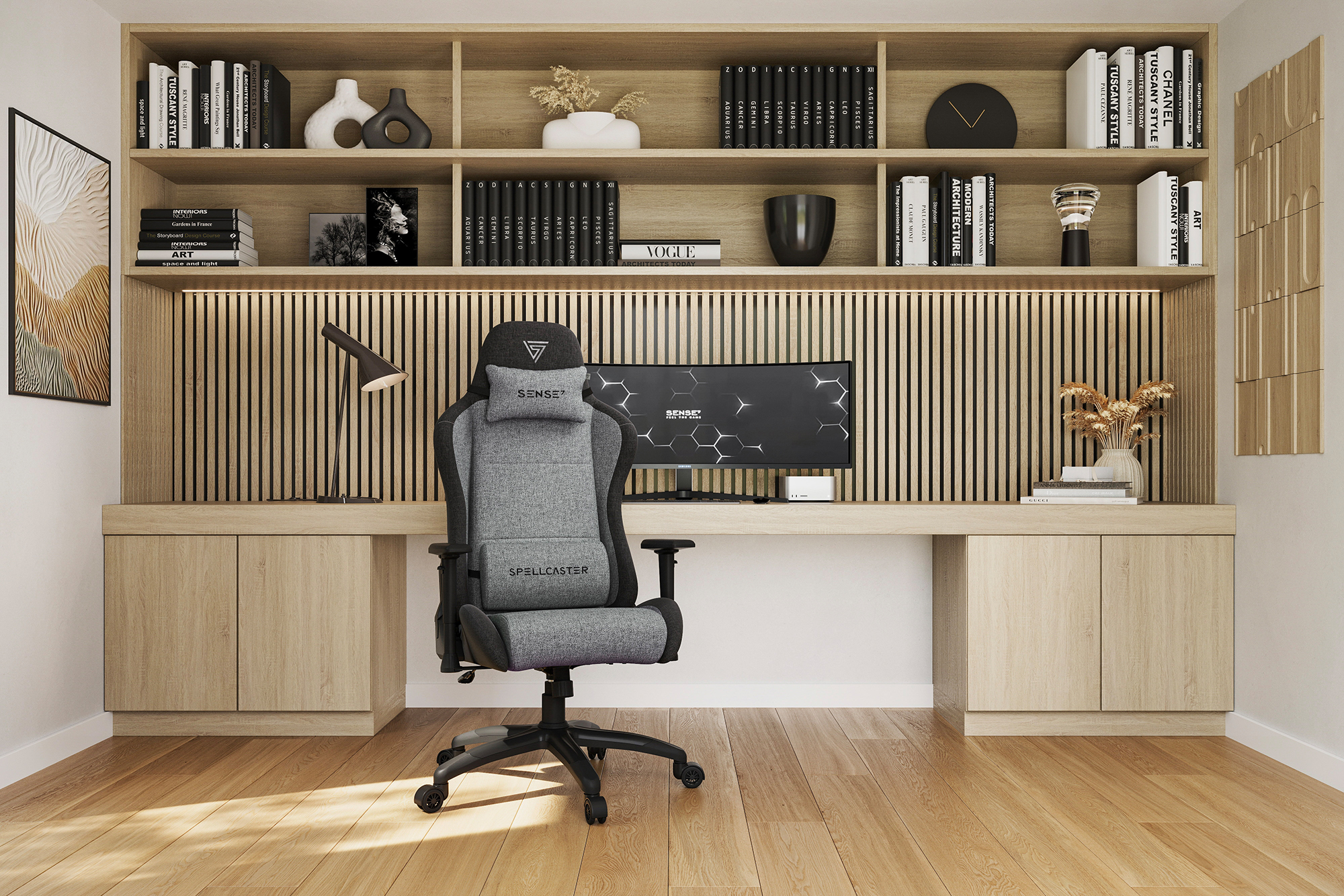 Een thuiskantoor met houten planken vol boeken, een computer en een grijze bureaustoel.
