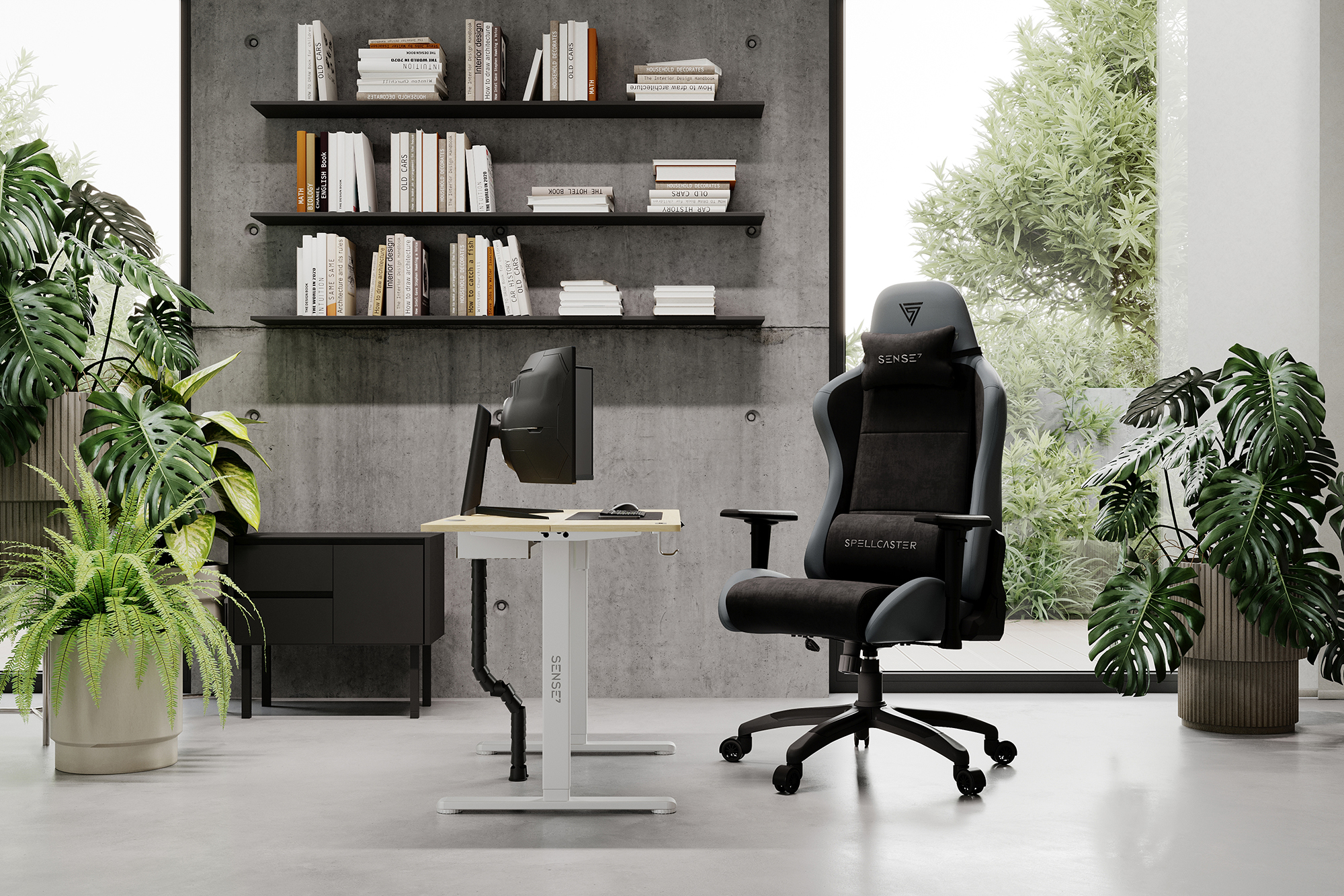 Gaming setup: zwarte stoel, bureau met monitor, boeken op planken, planten en betonnen muur.