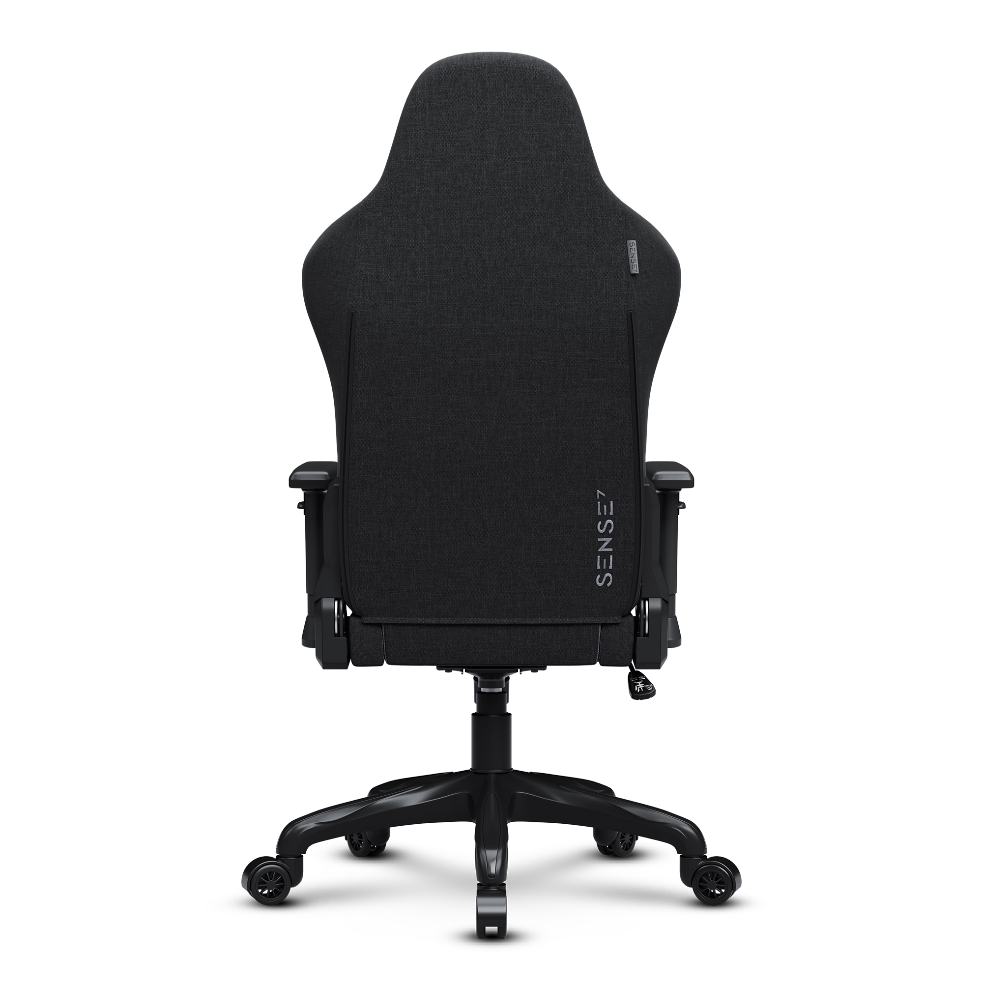Achteraanzicht van een zwarte gamingstoel. Hij heeft een hoge rugleuning, met het woord SENSE7.